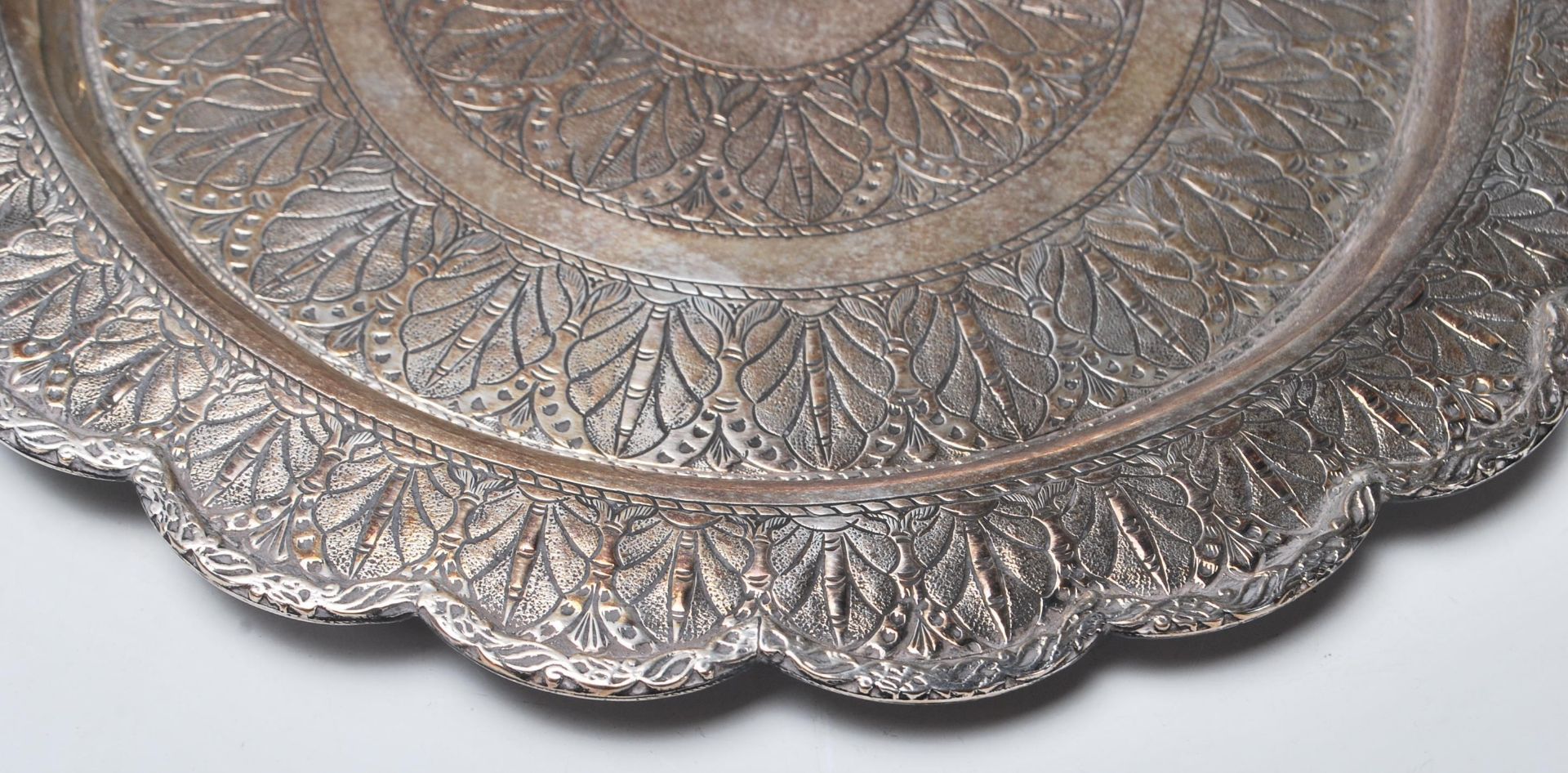 A 20th century antique silver Islamic tray having bamboo and plants life decorations to the inside - Bild 4 aus 6