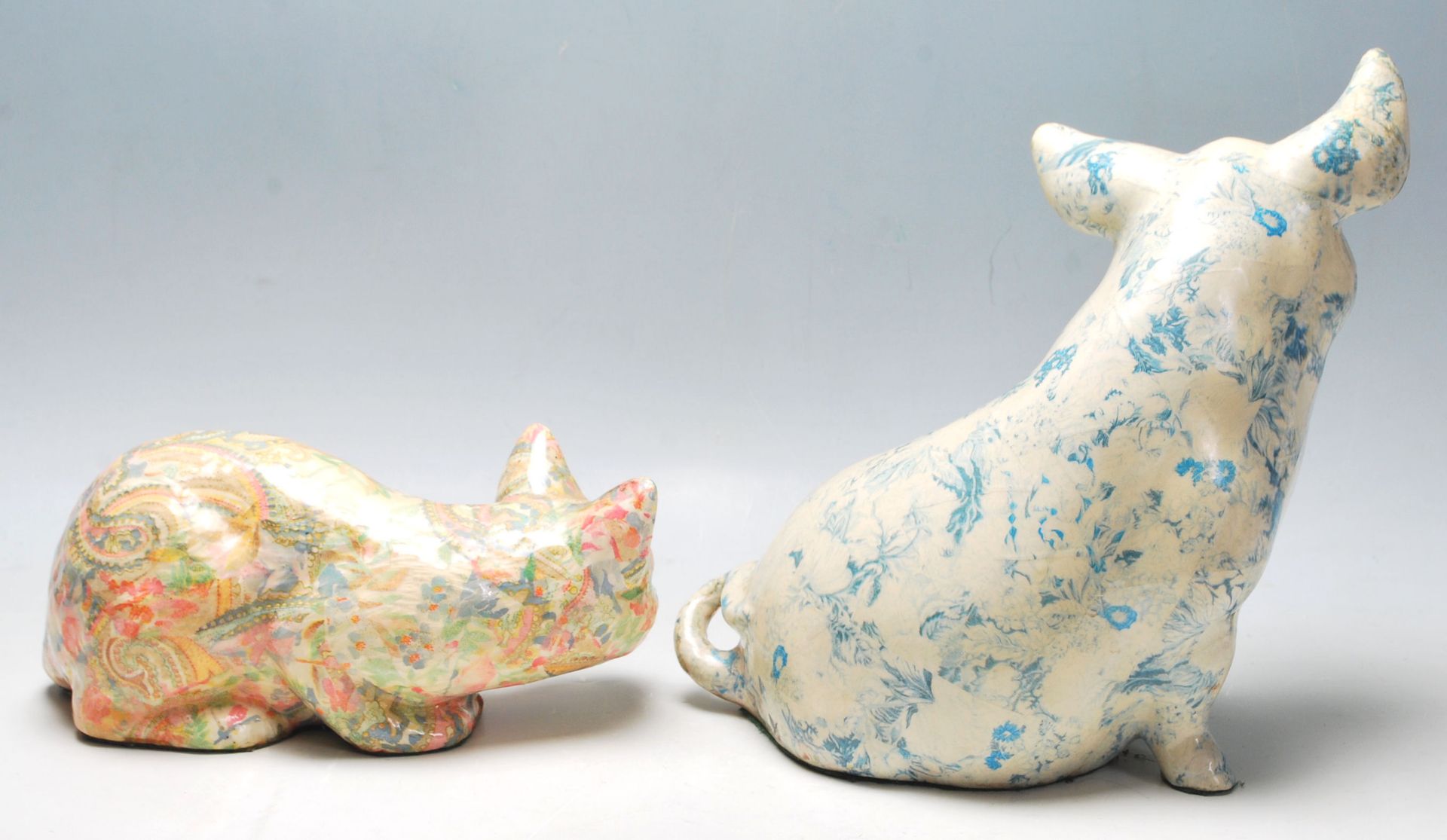 Two 20th Century ceramic large figurines in the form of a pig and a crouching cat each having - Bild 3 aus 5