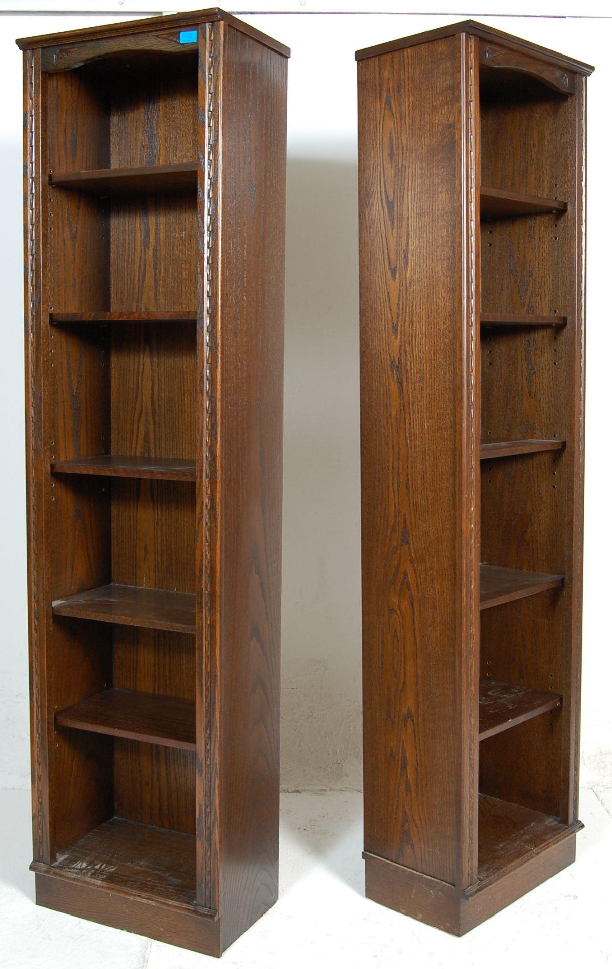 A large pair of Jaycee / Old Charm Jacobean revival oak open 5 tier bookcases. Each bookcase  having - Bild 6 aus 6