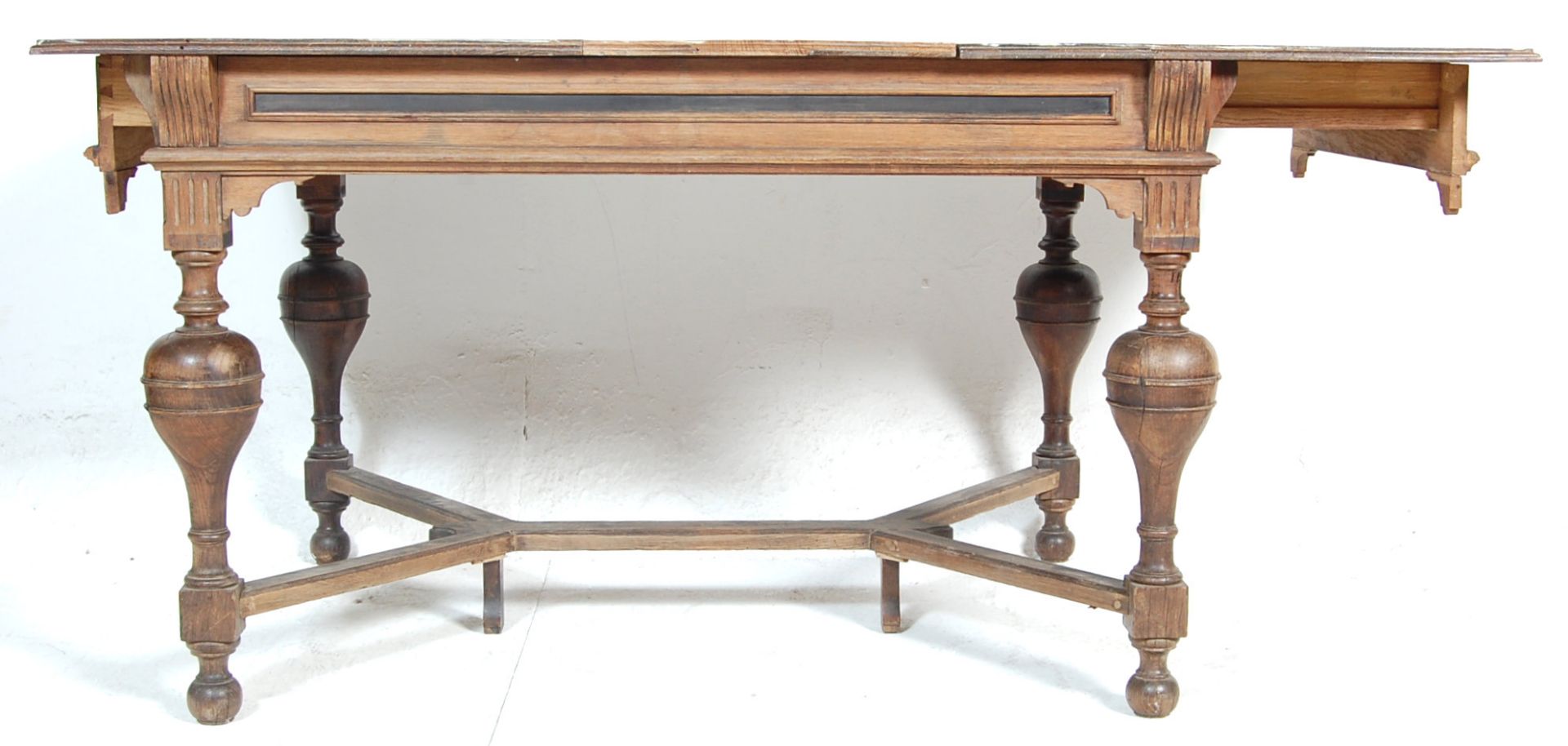 A 19th century Victorian French provincial oak extendable dining table. The table having cup and - Bild 2 aus 7