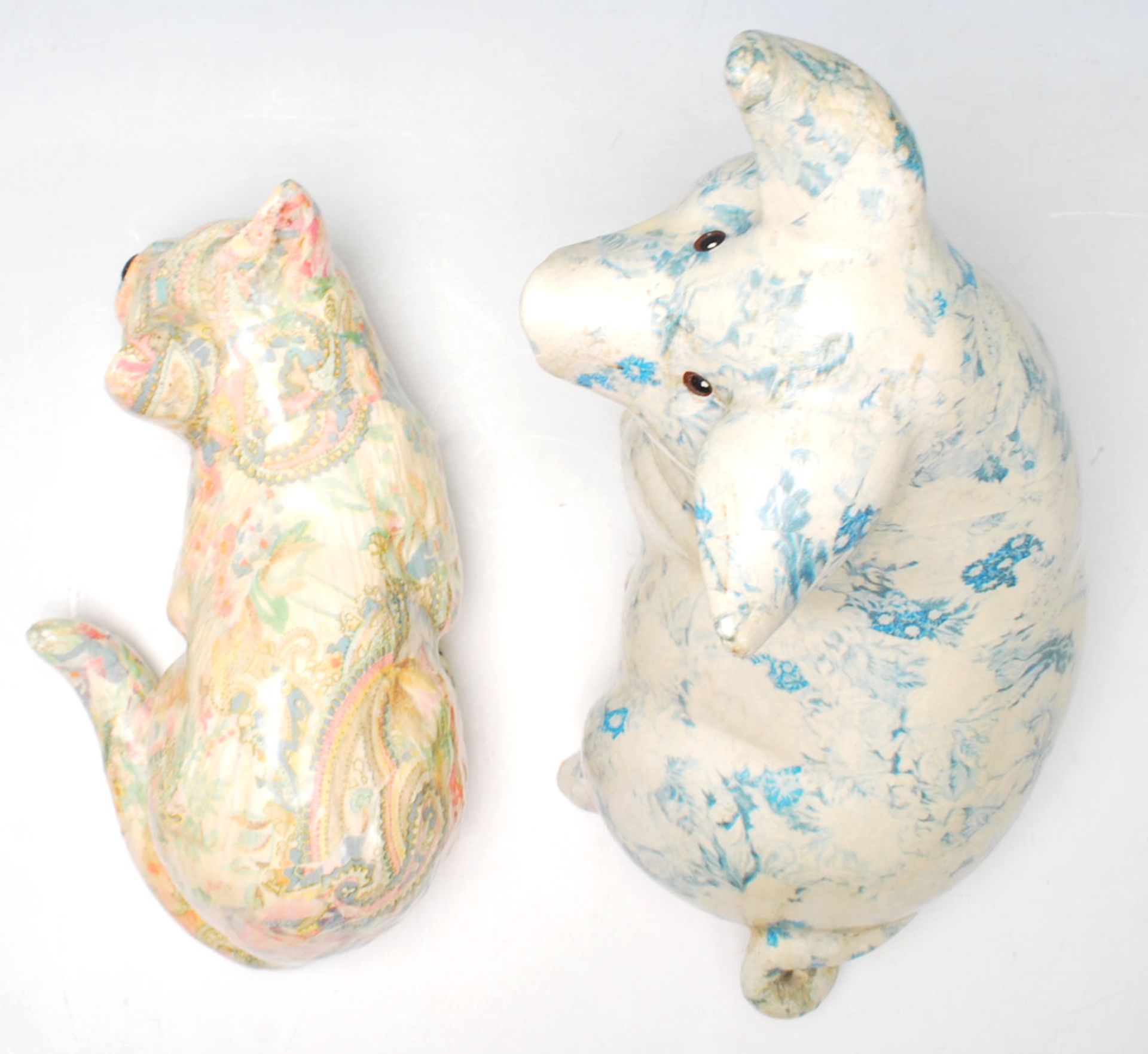 Two 20th Century ceramic large figurines in the form of a pig and a crouching cat each having - Bild 5 aus 5