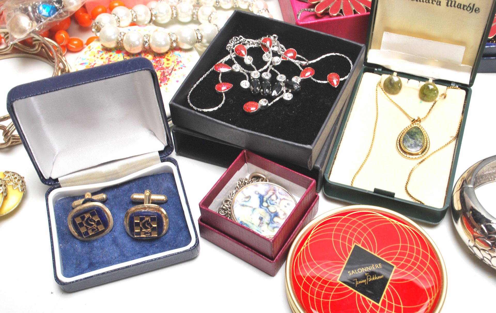 A quantity of retro vintage costume jewellery including necklaces, bracelets, earrings, rings and - Bild 7 aus 10
