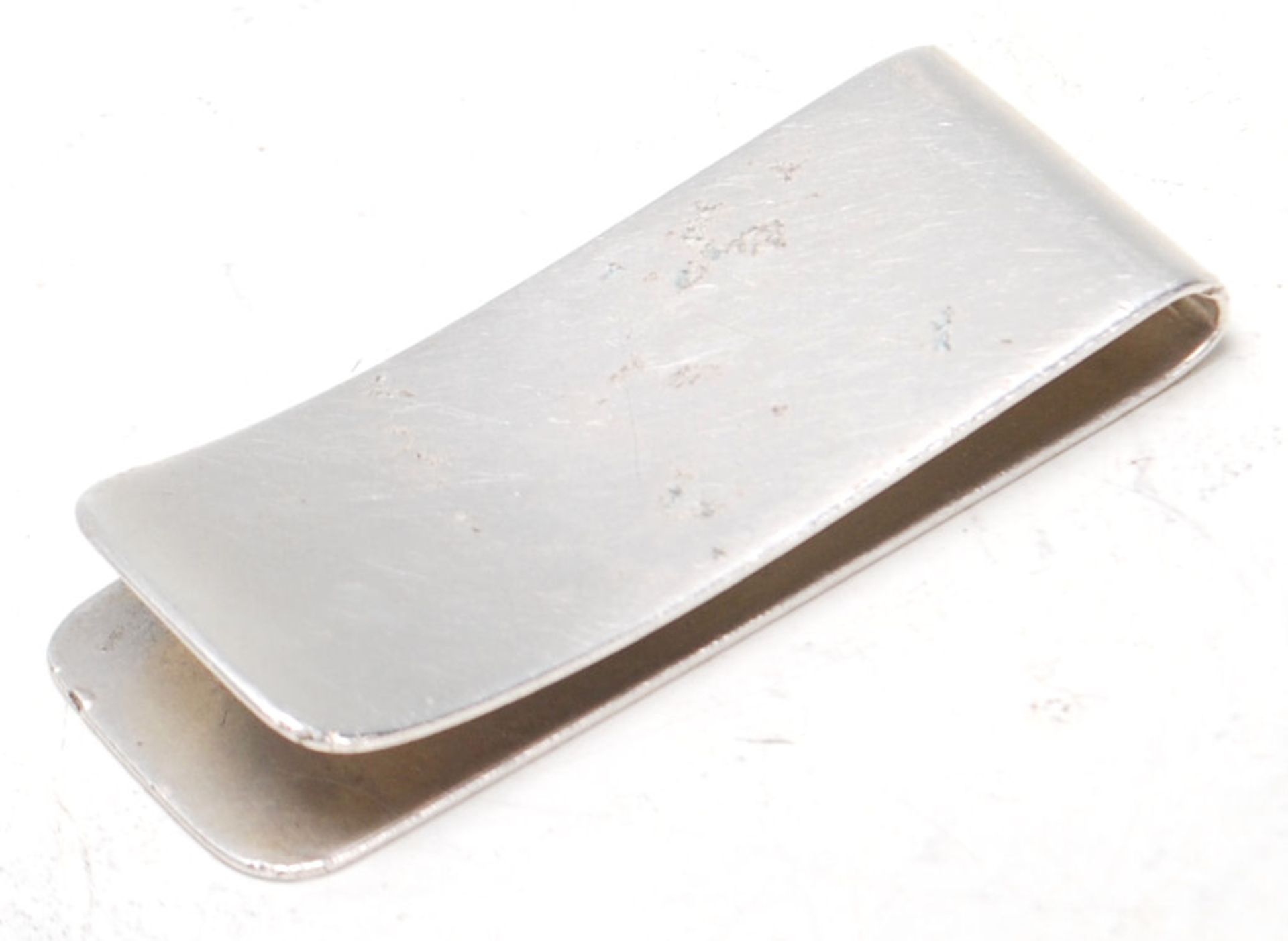 A vintage 20th Century silver hallmarked money clip having an engine turned panel to the front - Bild 5 aus 6