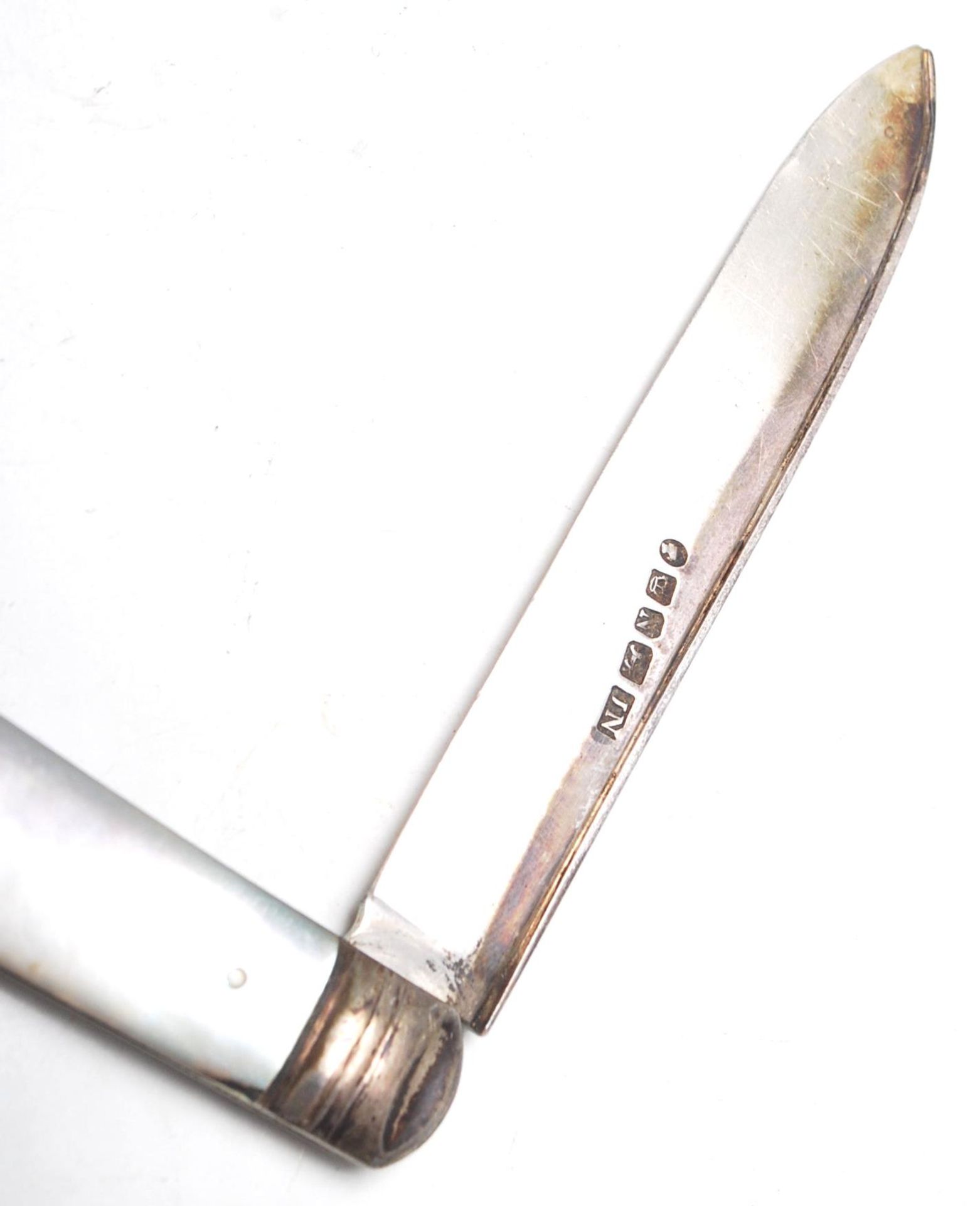 A pair of silver and mother of pearl penknife with mother of pearl handles and silver hallmarked - Bild 6 aus 7
