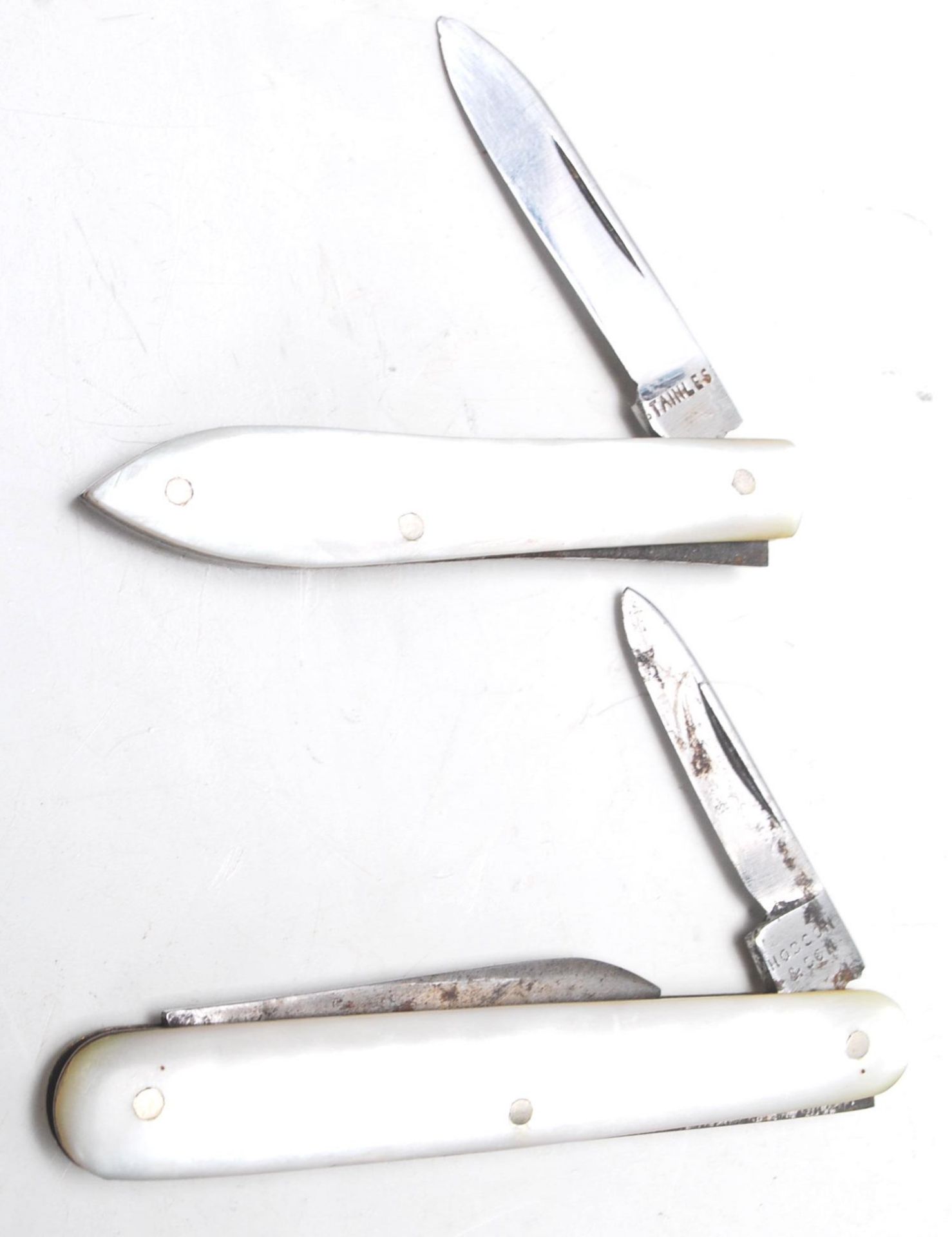 A pair of silver and mother of pearl penknife with mother of pearl handles and silver hallmarked - Bild 3 aus 7