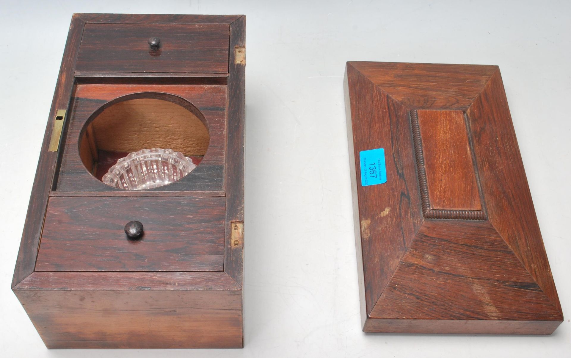 A 19th Century Victorian rosewood tea caddy of sarcophagus form with a mother of pearl escutcheon, - Bild 7 aus 8