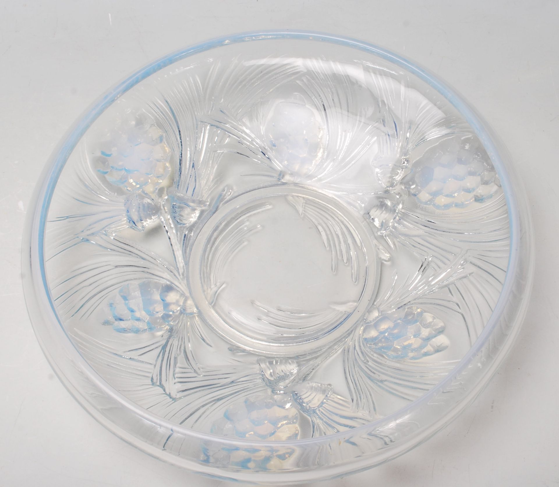 A mid 20th century retro vintage opalescent glass bowl with raised moulded floral decoration to - Bild 2 aus 4
