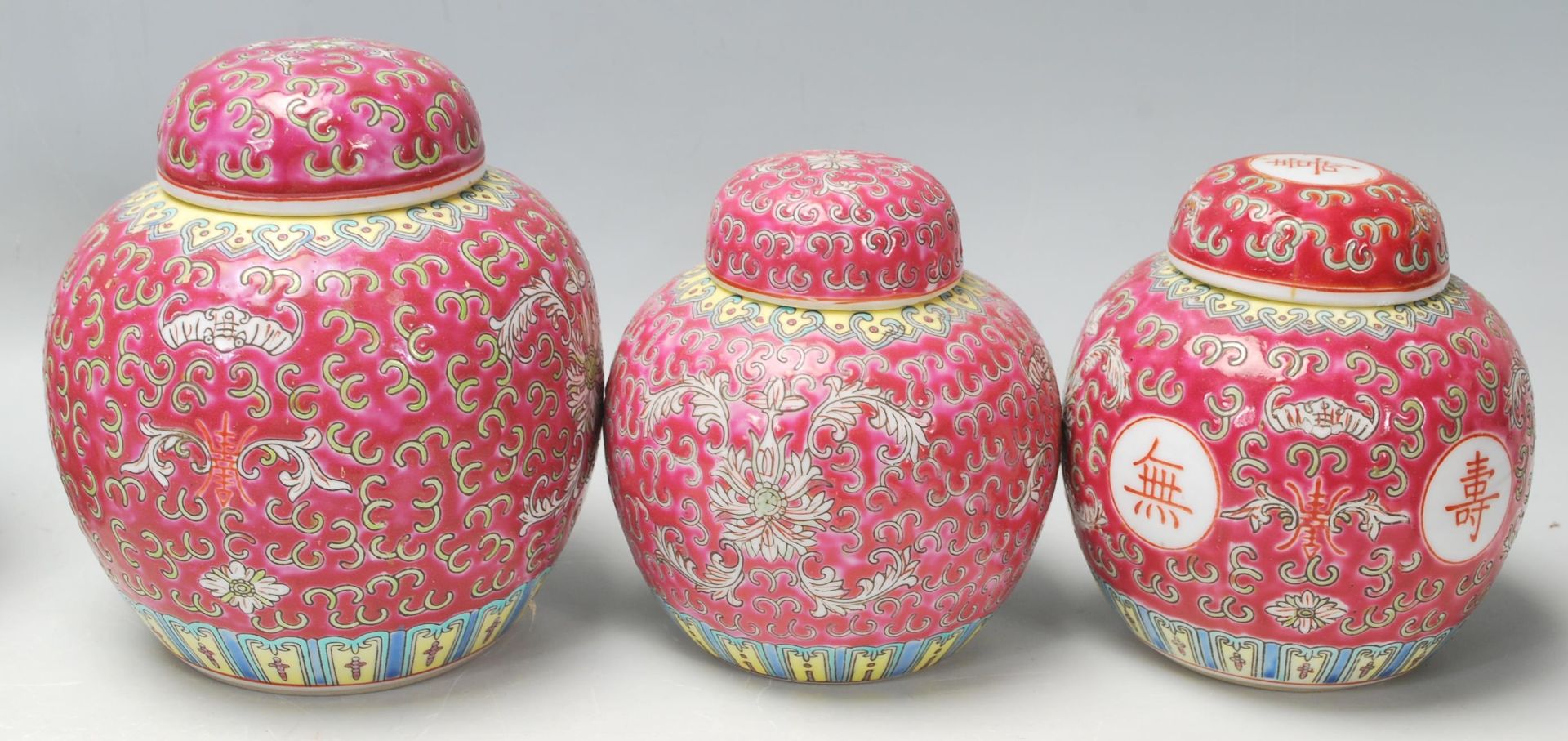 A collection of thirteen 20th Century Chinese famille rose ginger jars being decorated with red - Bild 8 aus 8