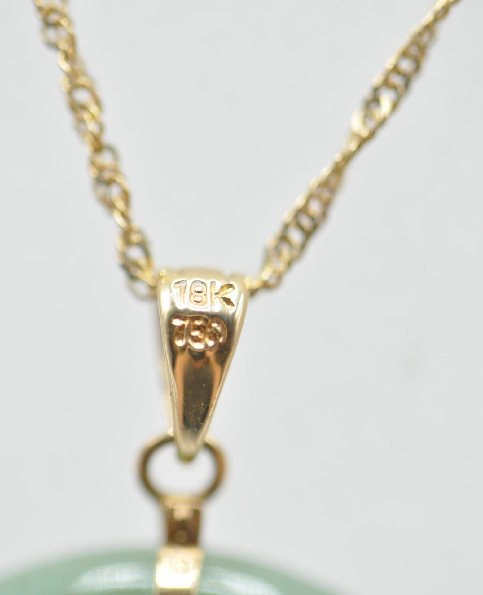 An 18ct gold necklace having a jade hoop and a gold chinese symbol set within. Chain measures - Bild 5 aus 8