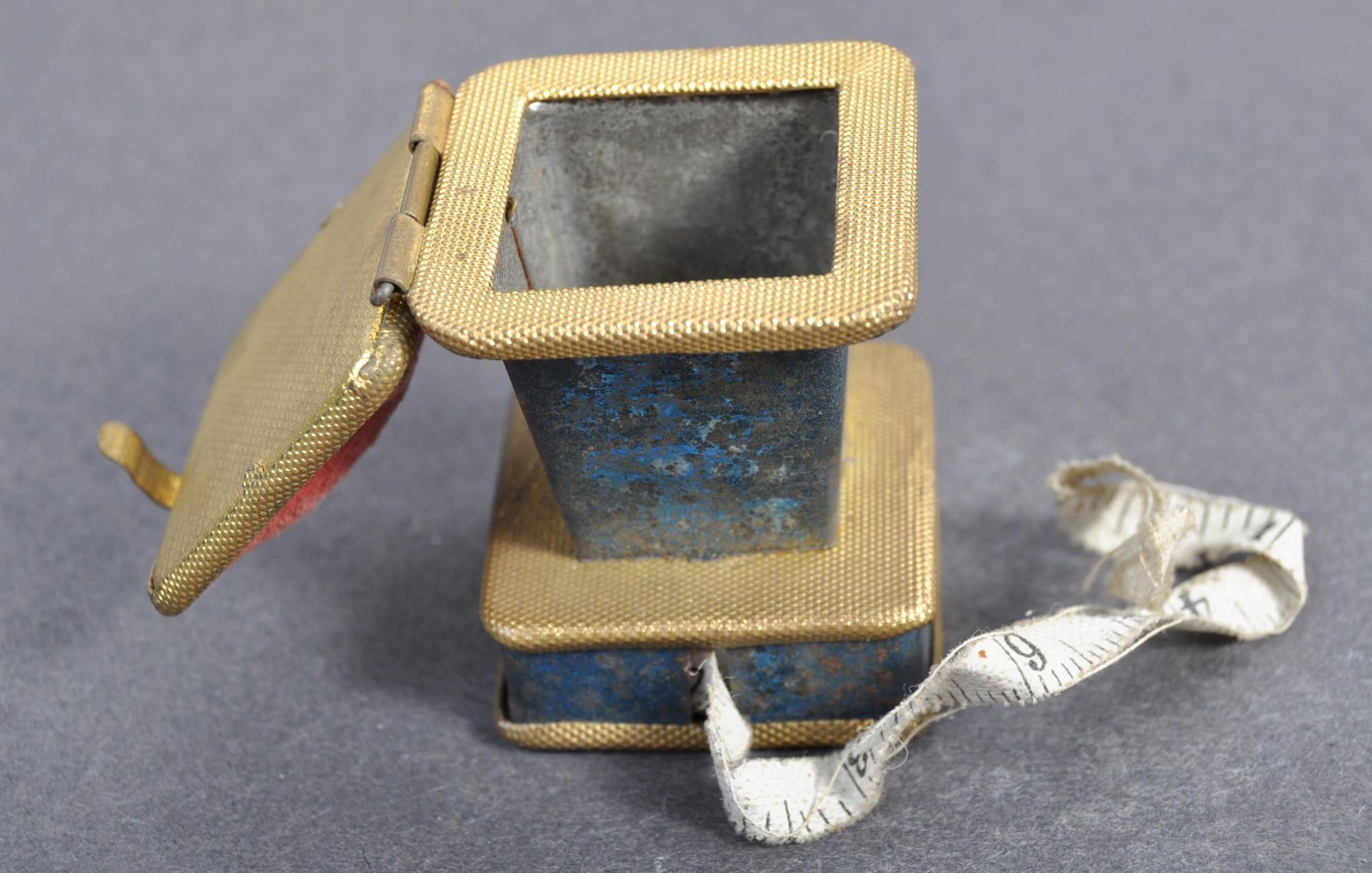 A good collection of early 20th century items to include a Japanese brass matchbox with hinged top - Bild 3 aus 7