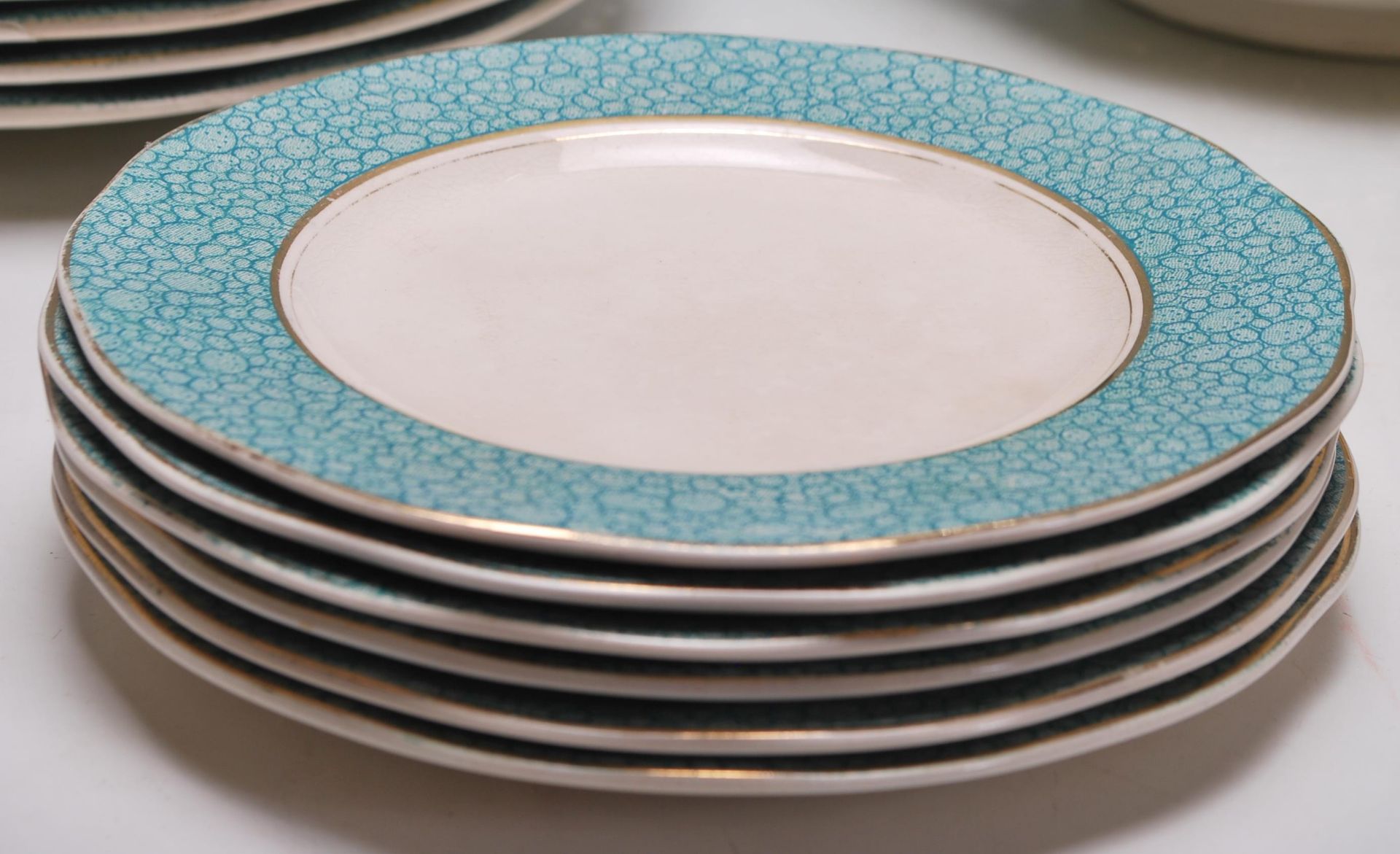 A vintage retro Wedgwood Garden pattern dinner service having a white ground with green circular - Bild 8 aus 11