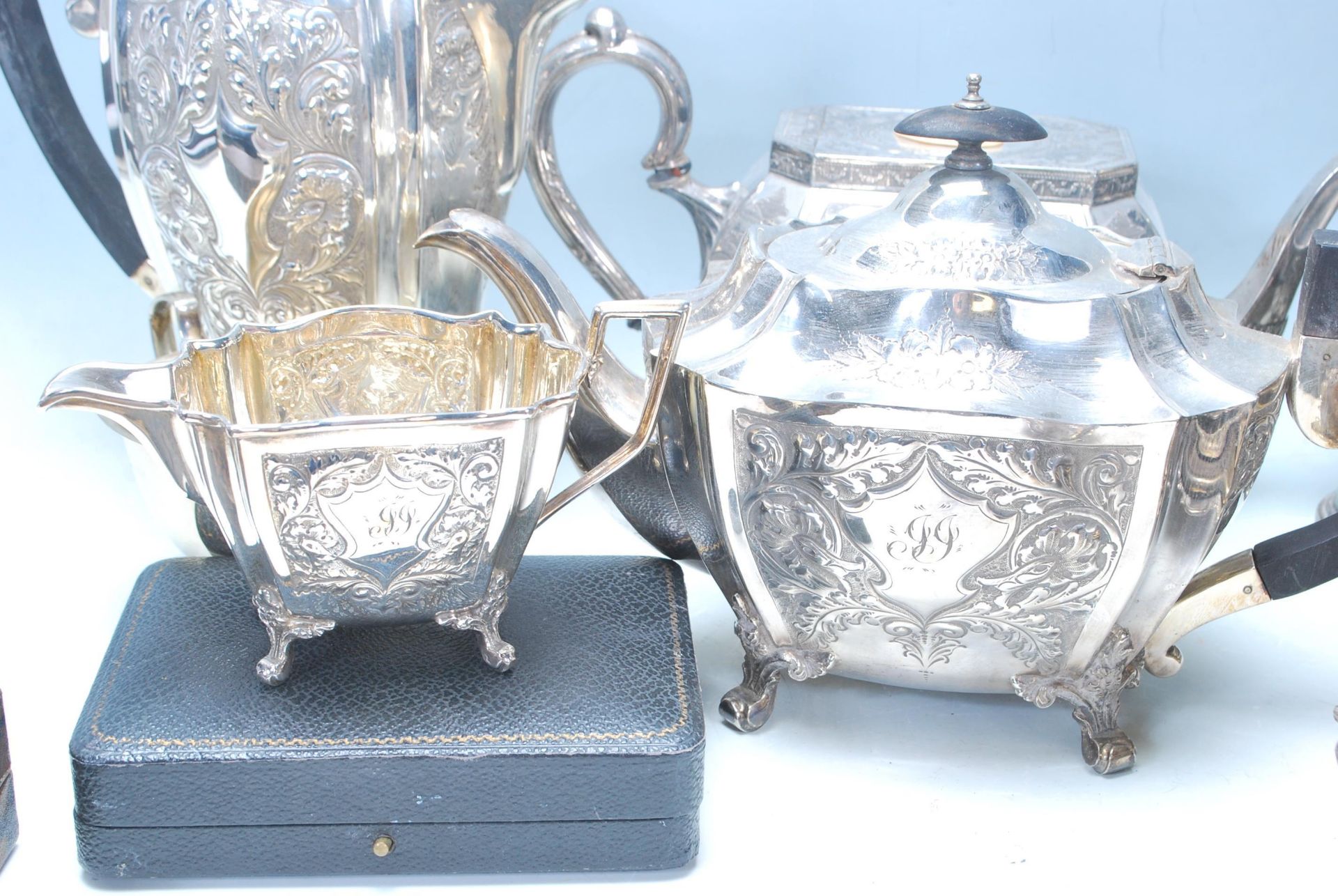A collection of early 20th Century silver plated items to include a silver plated kettle having - Bild 9 aus 16