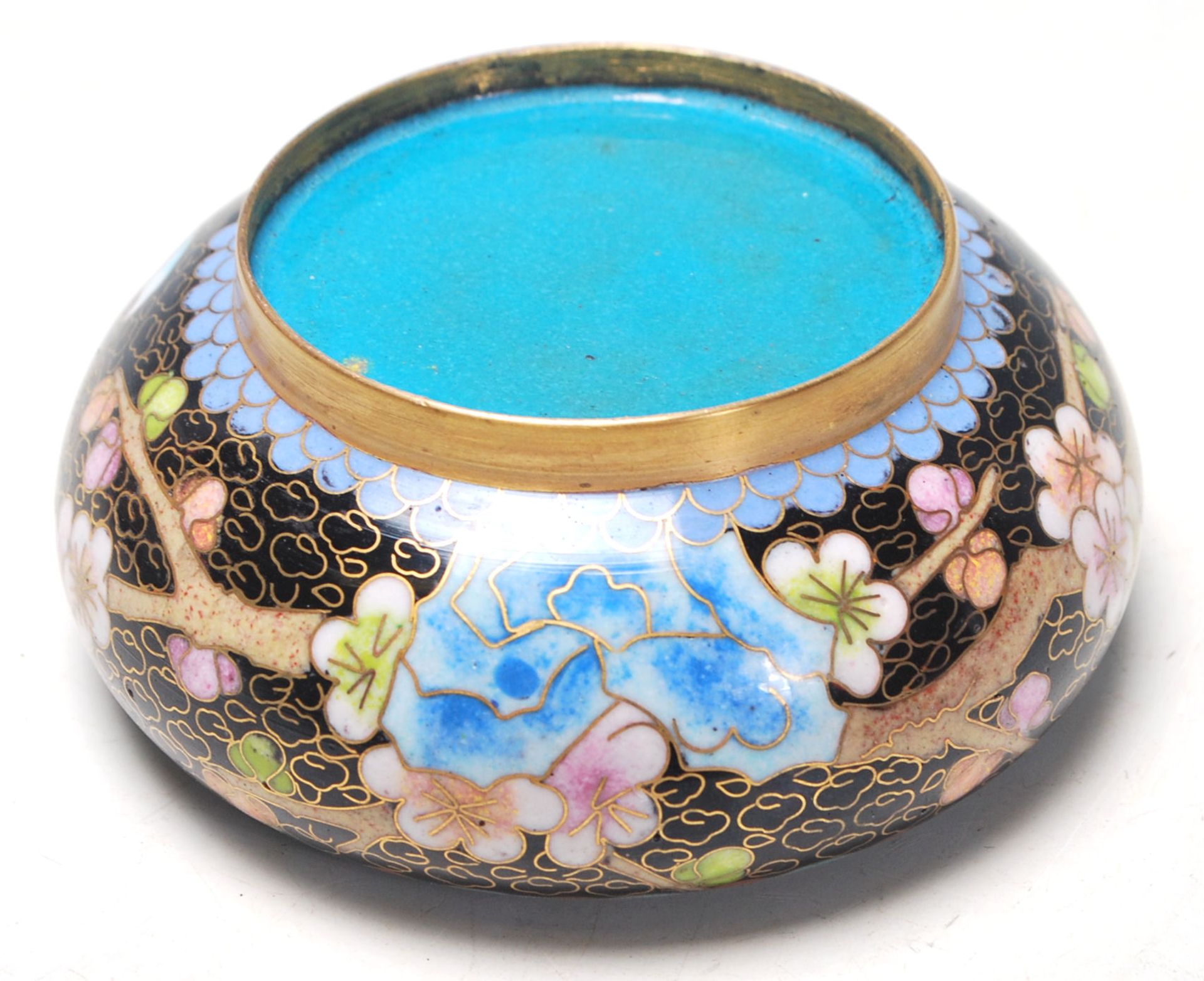 A 20th Century Chinese Cloisonne dish of round from having enamelled decoration throughout depicting - Bild 5 aus 5