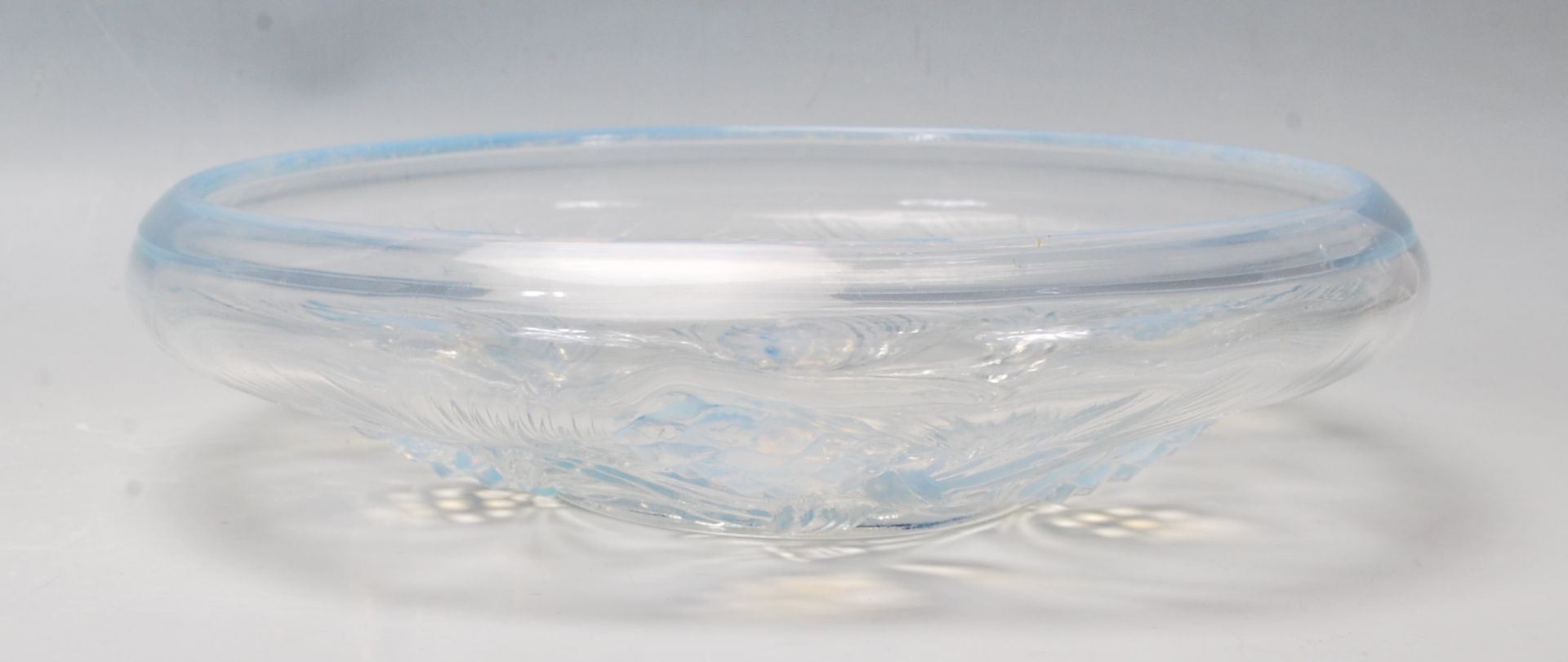 A mid 20th century retro vintage opalescent glass bowl with raised moulded floral decoration to - Bild 3 aus 4