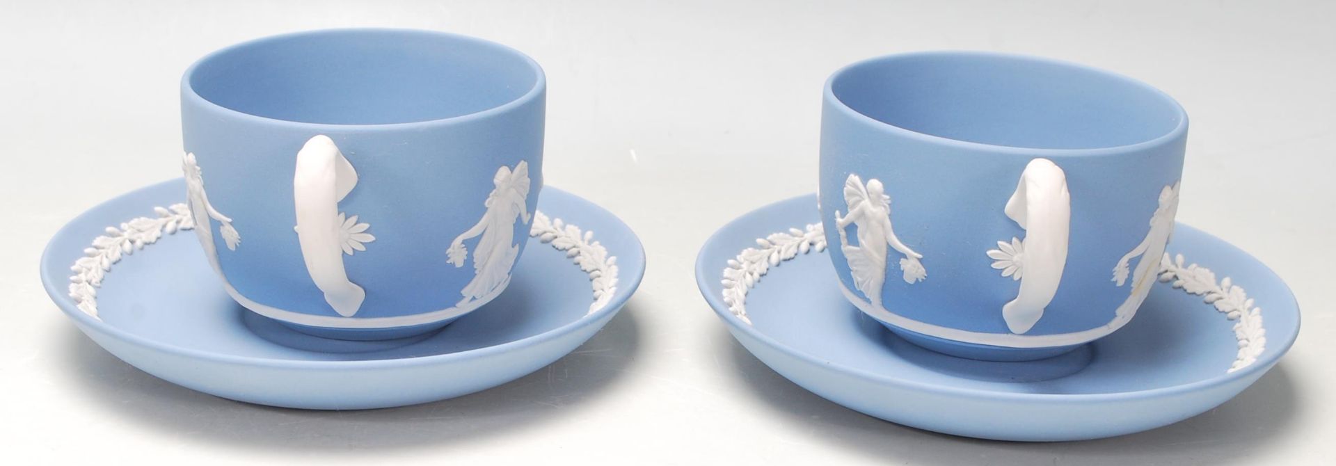 A pair of antique early 20th century Wedgwood dancing hours Jasperware tea cups and saucers with - Bild 7 aus 14