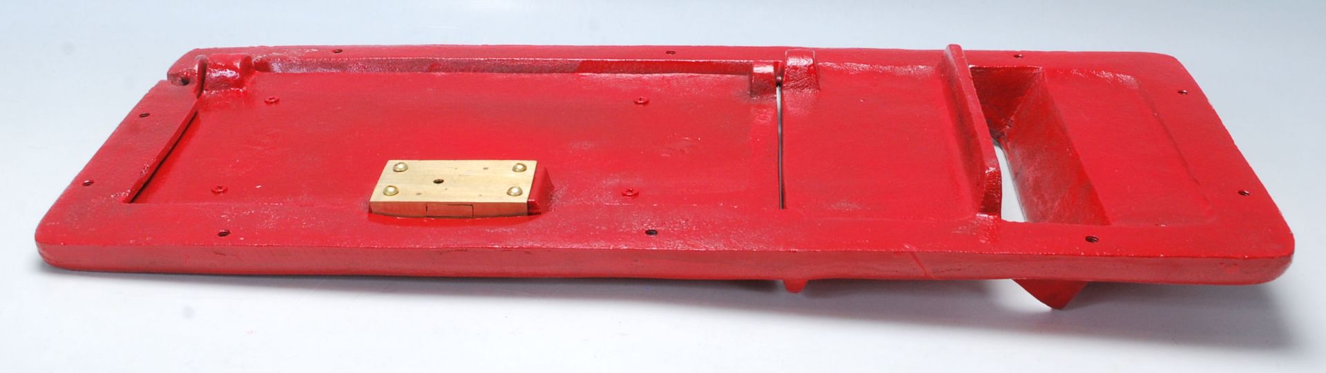A vintage 20th Century replica Royal Mail post office / post box front panel in post box red - Bild 6 aus 6