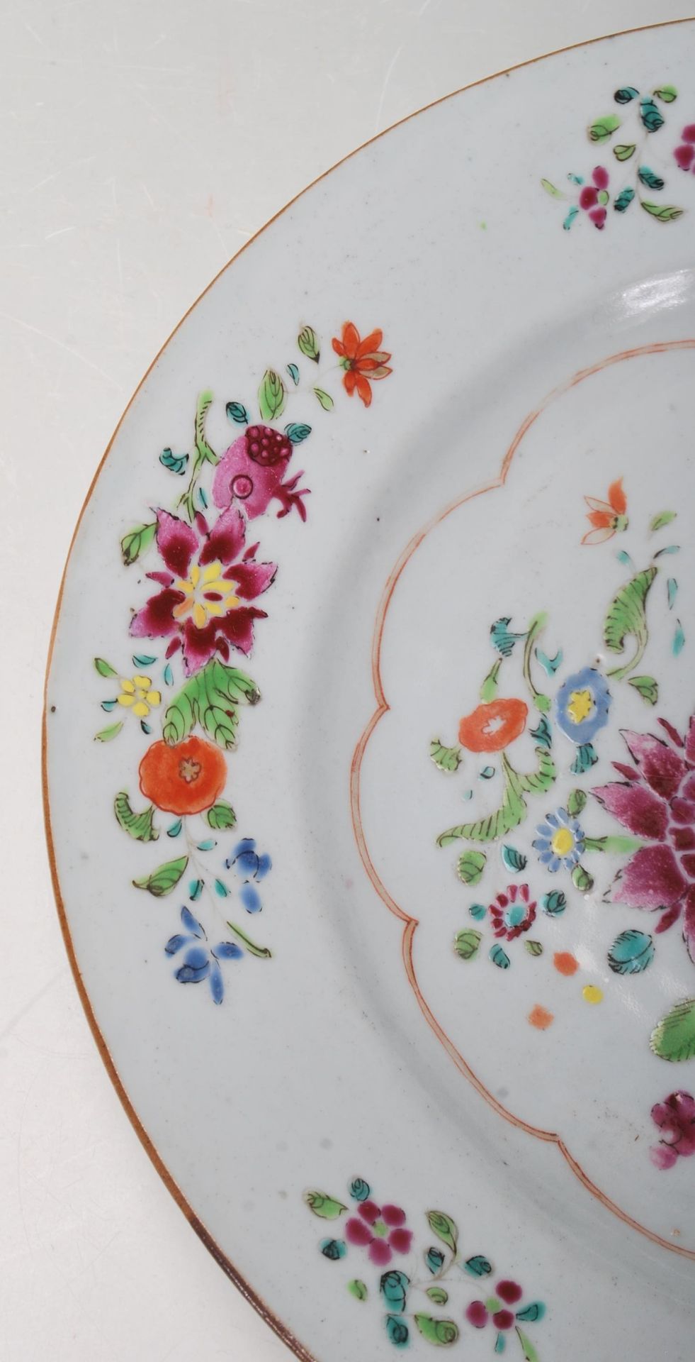 A 18th century Chinese Qianlong antique porcelain plate, decorated in the Wucai five colour - Bild 2 aus 7