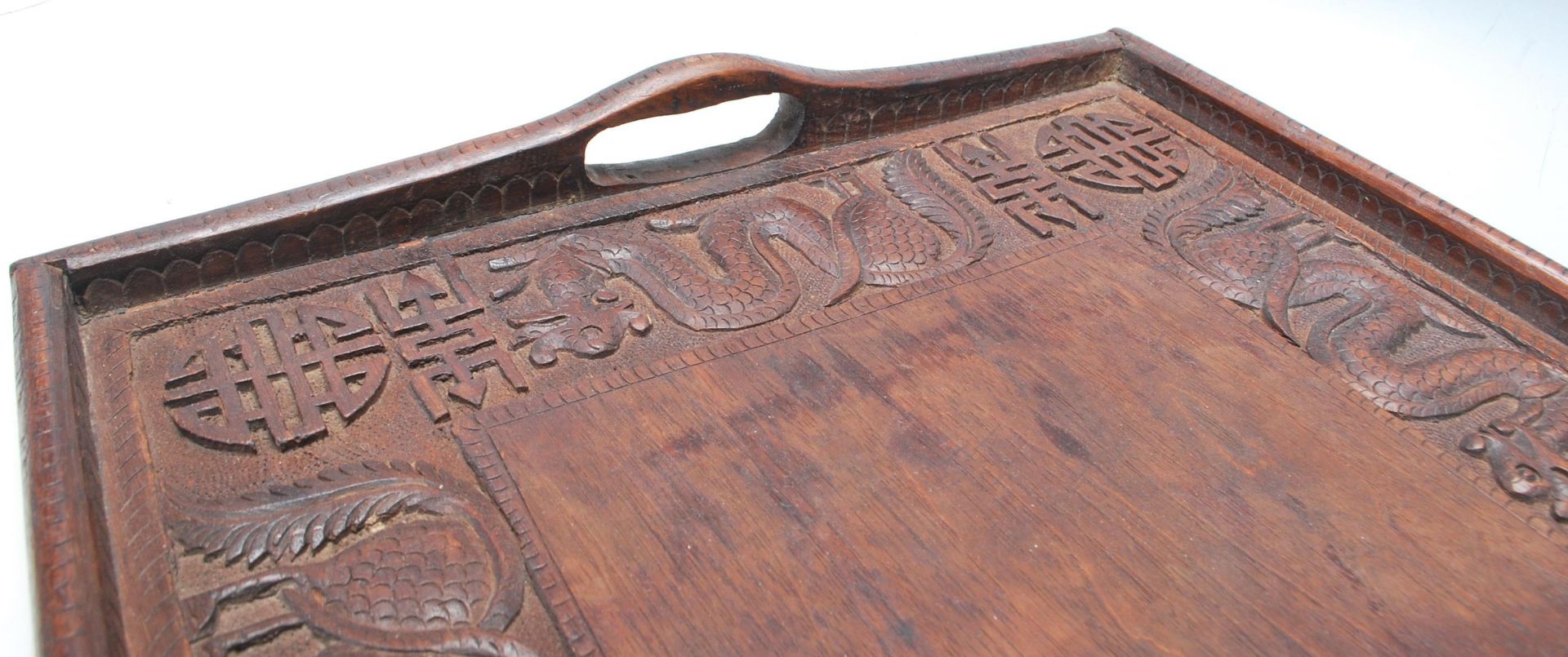 An early 20th Century Chinese Qing Dynasty style carved hardwood rice wine serving tray decorated - Bild 5 aus 10