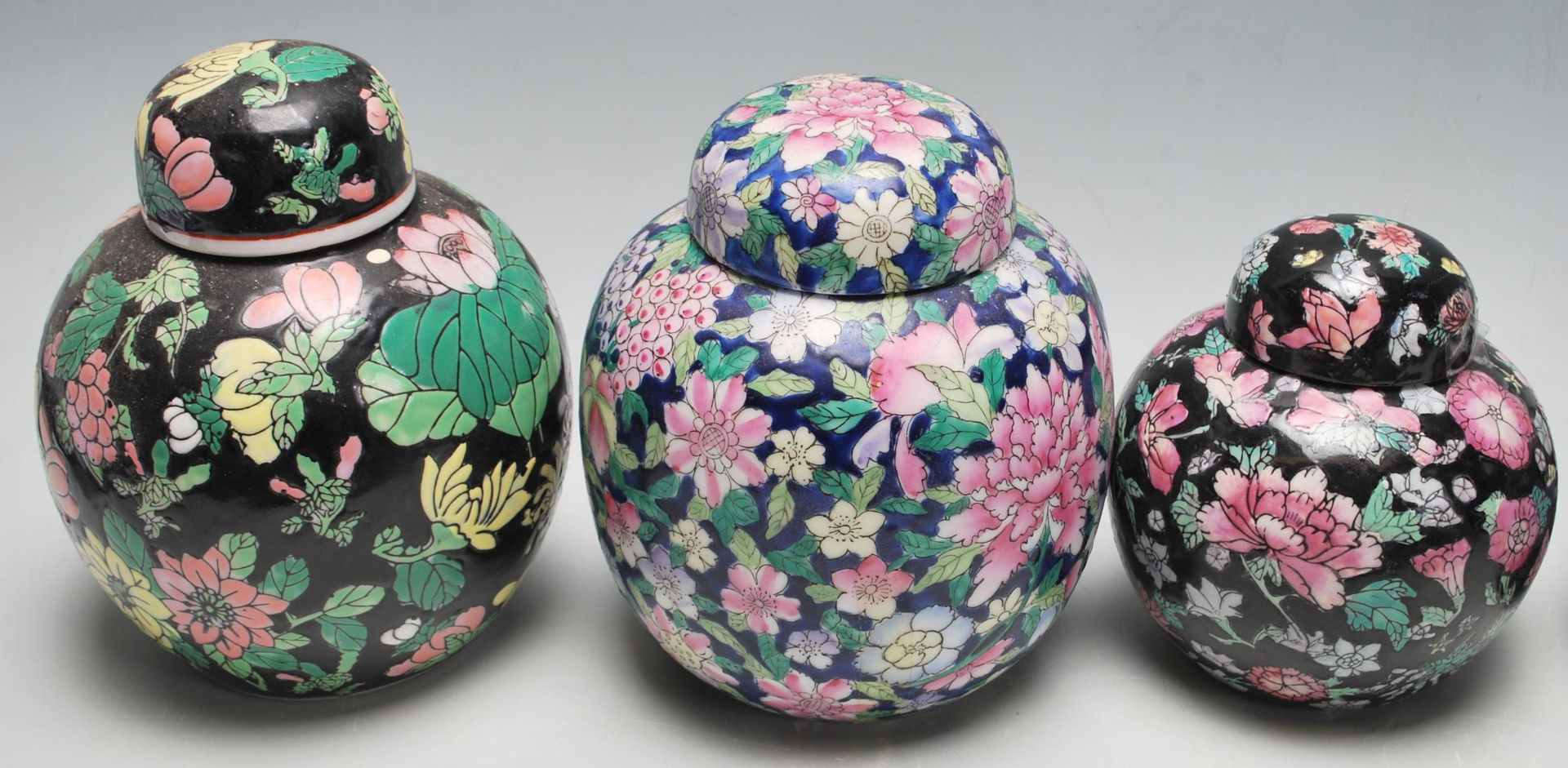 A collection of twelve 20th Century Chinese ginger jars all having hand enamelled floral sprays - Bild 5 aus 7