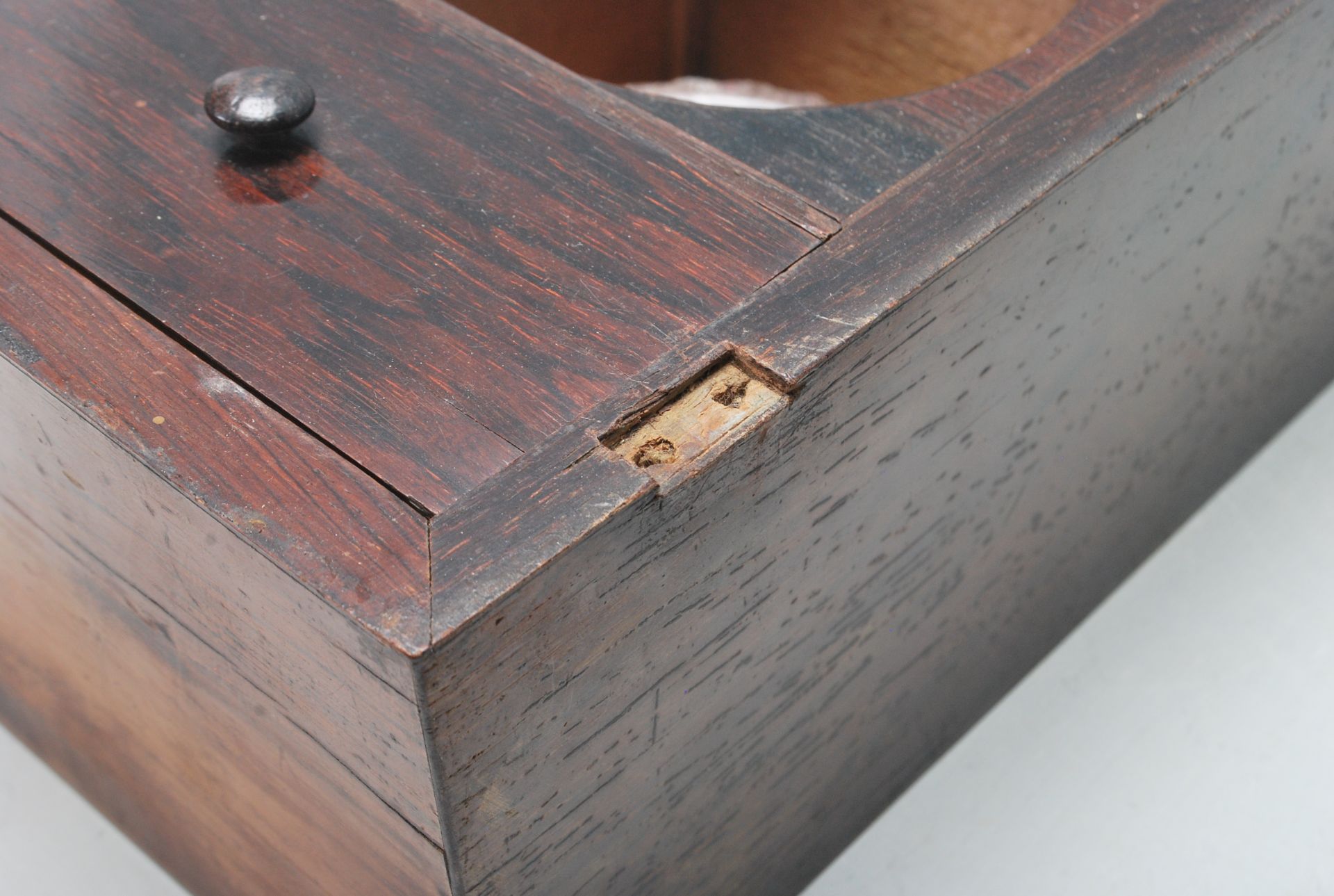 A 19th Century Victorian rosewood tea caddy of sarcophagus form with a mother of pearl escutcheon, - Bild 8 aus 8