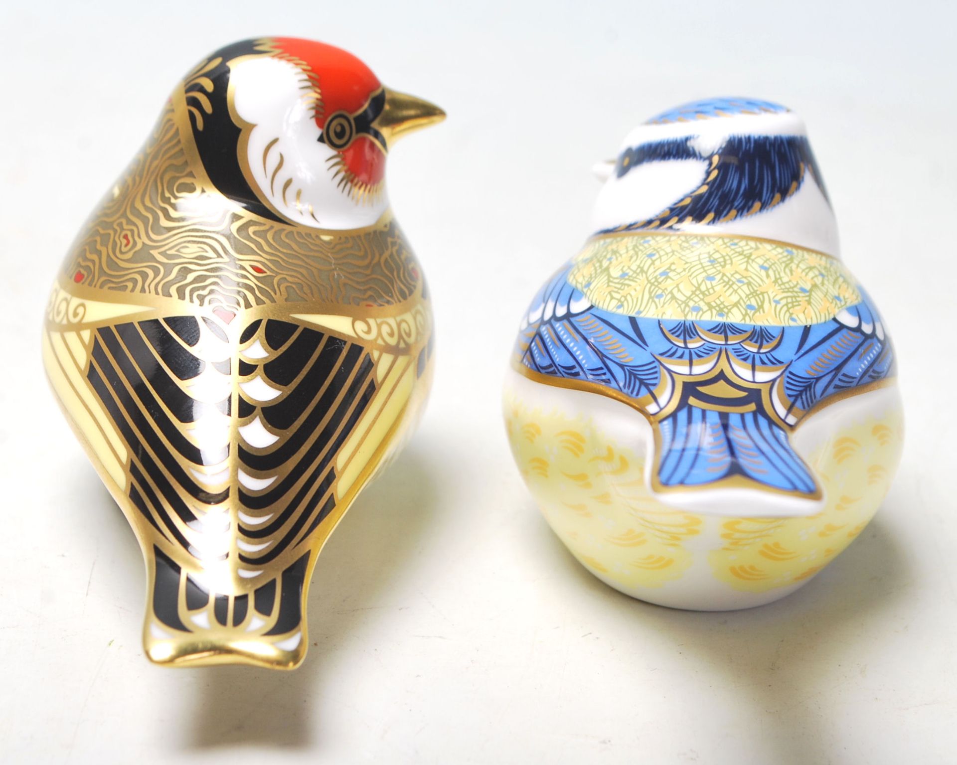 A pair of Royal Crown Derby paperweights both in the shape of birds to include Garden Blue Tit and a - Bild 3 aus 6