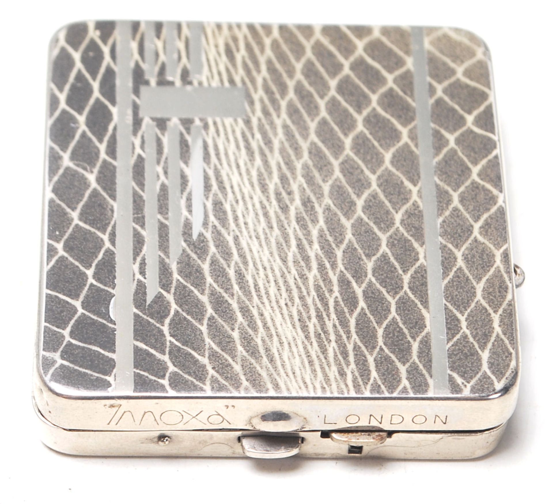 A vintage retro mid 20th Century Innoxa London ladies powder compact of square form having a snake - Bild 5 aus 6