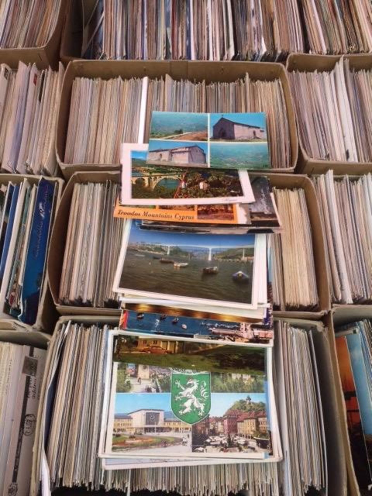 POSTCARDS - an impressive colossal collection of circa 30,000 cards, unsorted in x36 shoebox size - Bild 4 aus 10