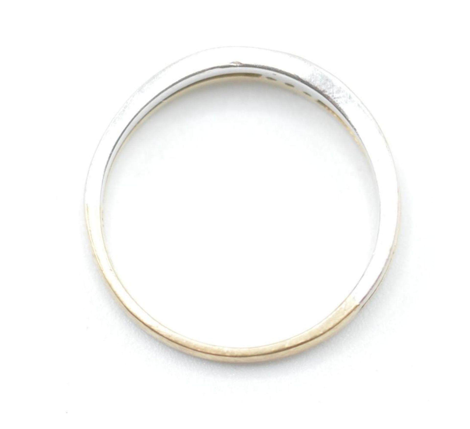 A hallmarked 9ct gold two tone split band ring set with three round cut diamonds. Hallmarked - Bild 6 aus 6