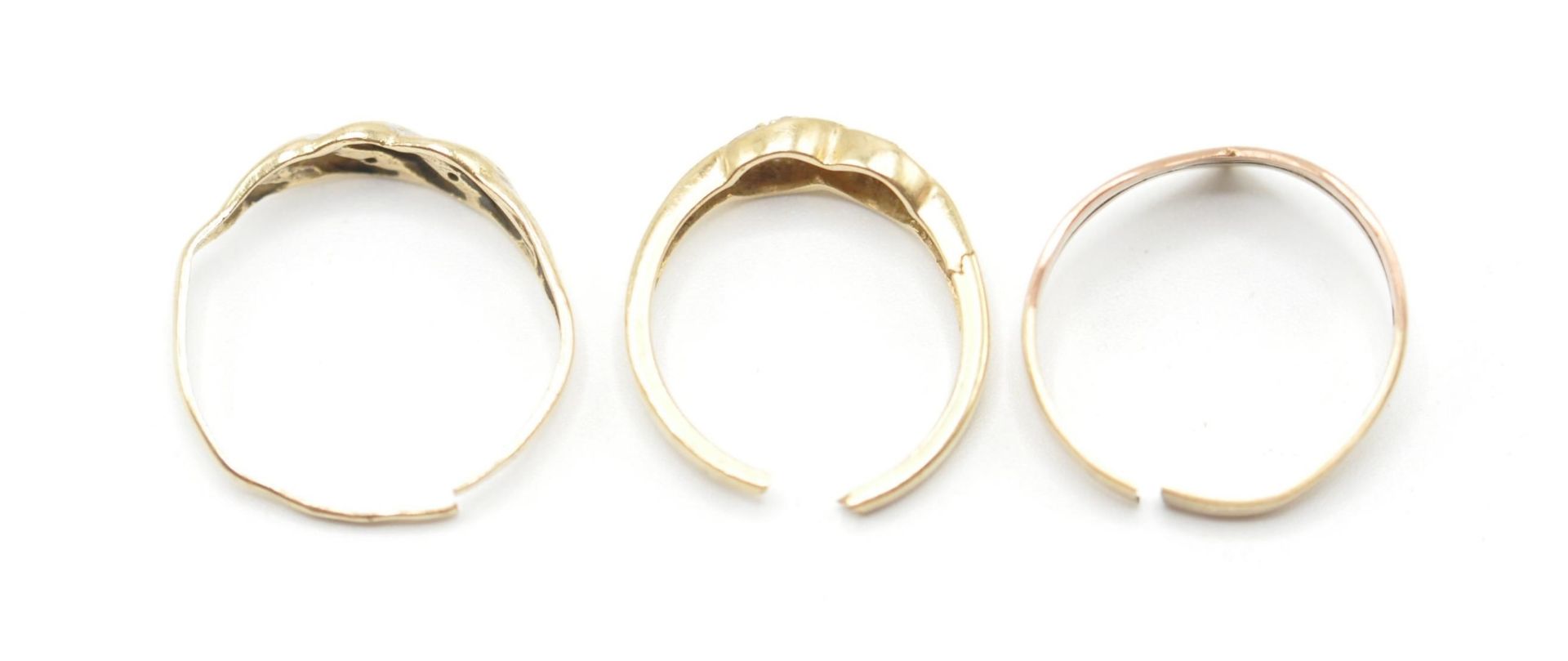 A group of three 9ct gold ladies rings to include a three tone wishbone ring (hallmarked 375), a - Bild 4 aus 7