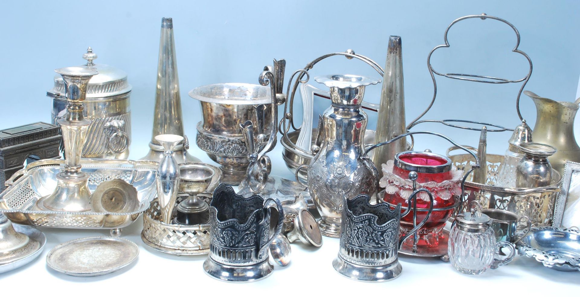 A large collection of early 20th Century silver plated items to include a silver plate flower - Bild 2 aus 20