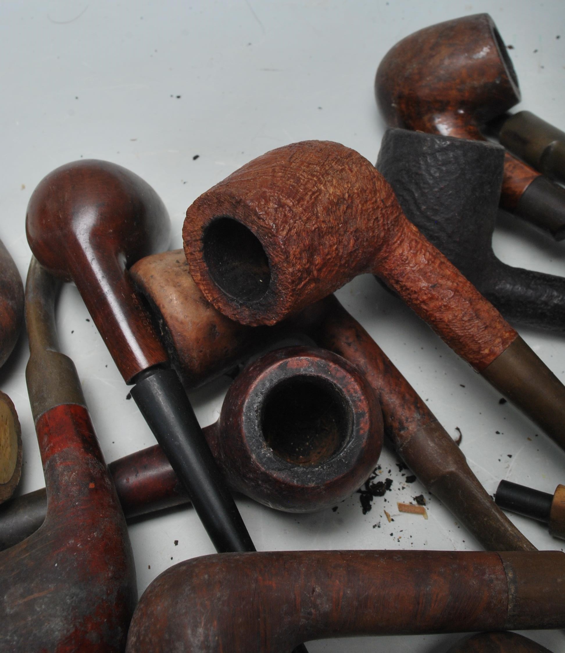 A collection of 15+ early & late 20th century tobacco pipes to include London made examples, - Image 5 of 7