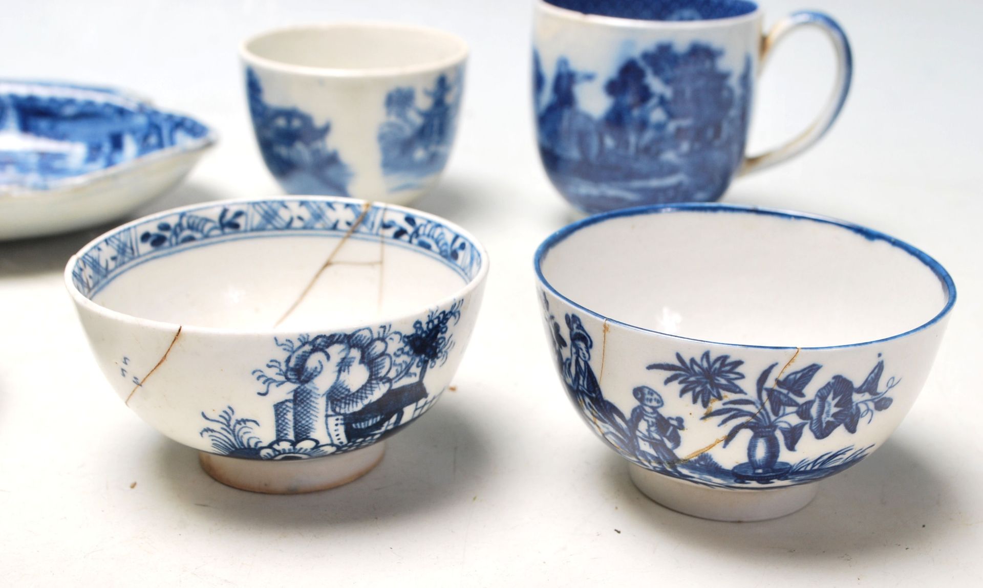 A good collection of 19th century or later English blue and white Chinese ceramics to include - Bild 2 aus 7