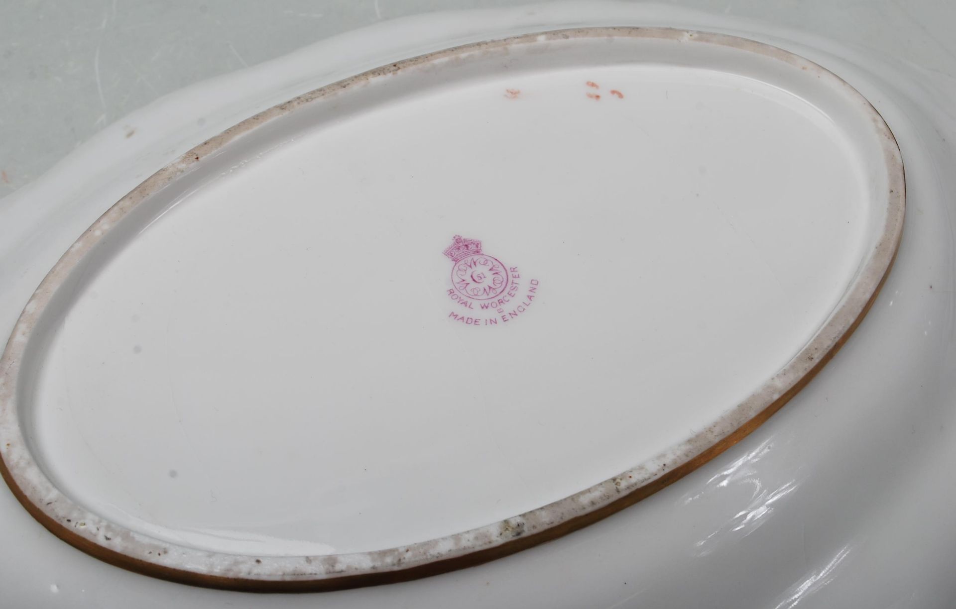 A Royal Worcester twin handled dish dated 1928 by T Lockyer, hand painted / decorated with fruit - Bild 7 aus 10