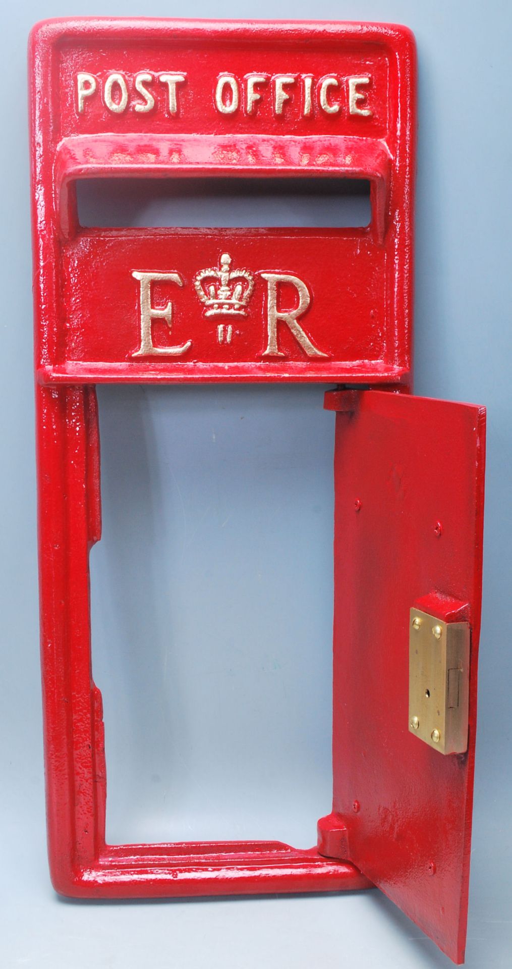 A vintage 20th Century replica Royal Mail post office / post box front panel in post box red - Bild 5 aus 6
