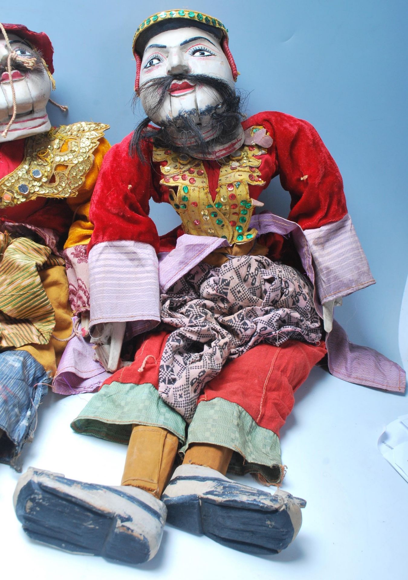 A group of four vintage puppet dolls to include a pair of Thai / oriental dolls having wooden - Bild 4 aus 16