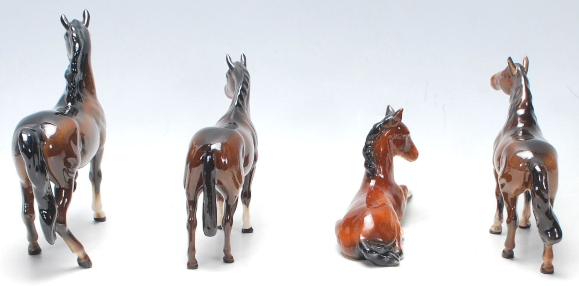 A collection of three vintage mid century Beswick horses finished in dark brown colour, white - Bild 4 aus 8