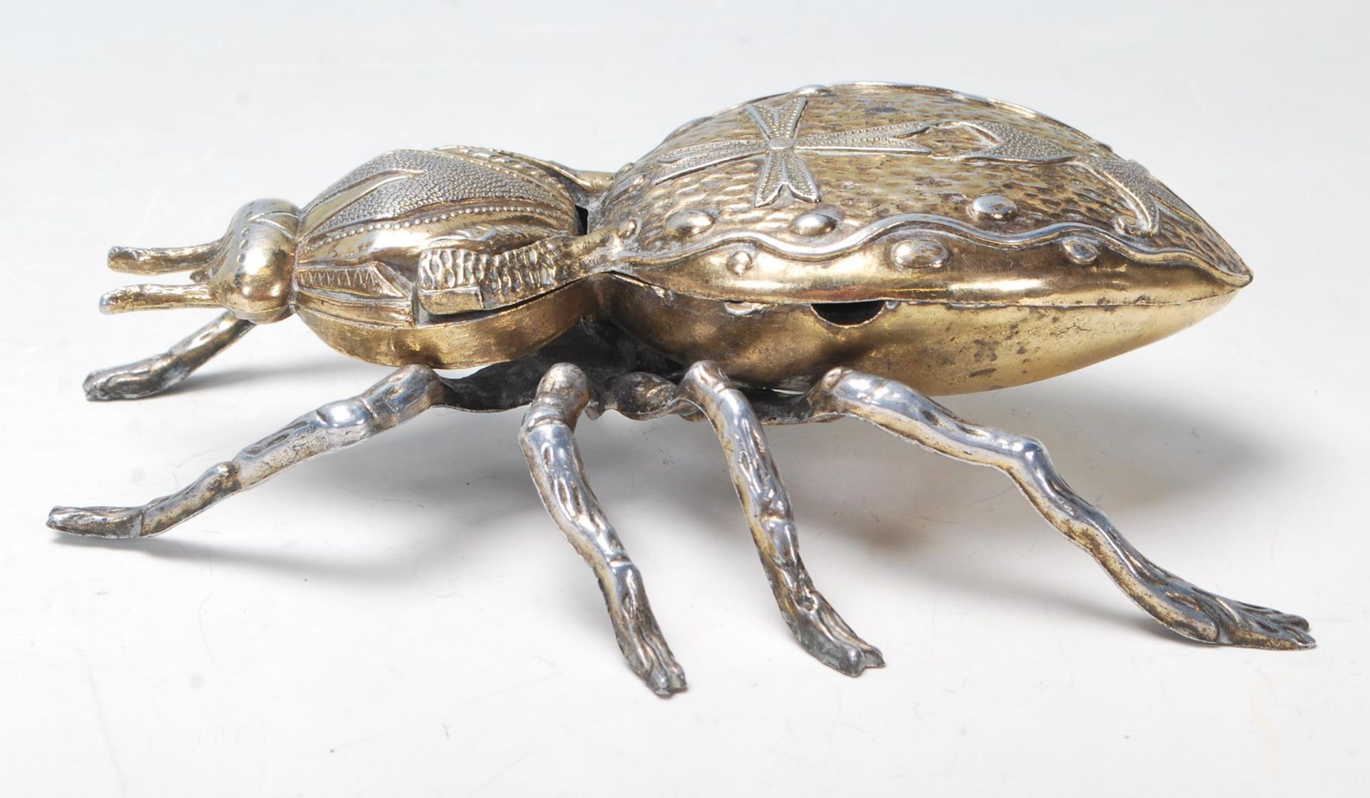 An retro vintage mid 20th century Tobacciana Italian brass and metal ashtray in the form of a beetle - Bild 5 aus 6