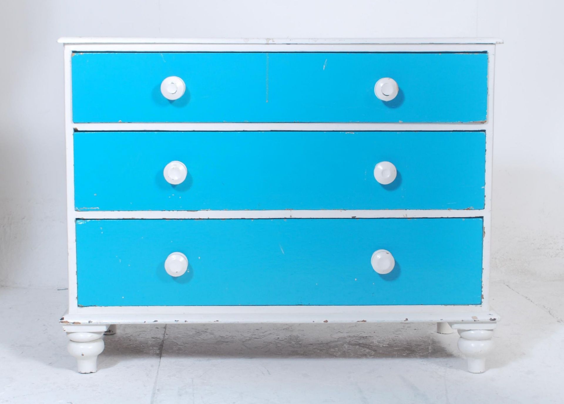 A Victorian 19th century shabby chic two tone coloured painted pine chest of drawers having a - Bild 2 aus 5