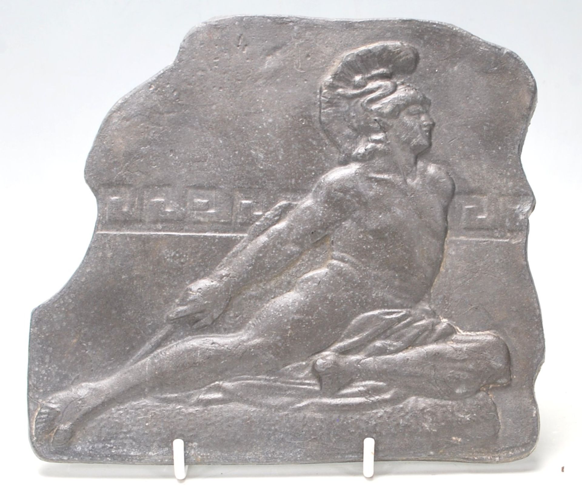 A good 20th Century heavy lead plaque depicting the death of Achilles with an arrow in his heel - Bild 2 aus 6