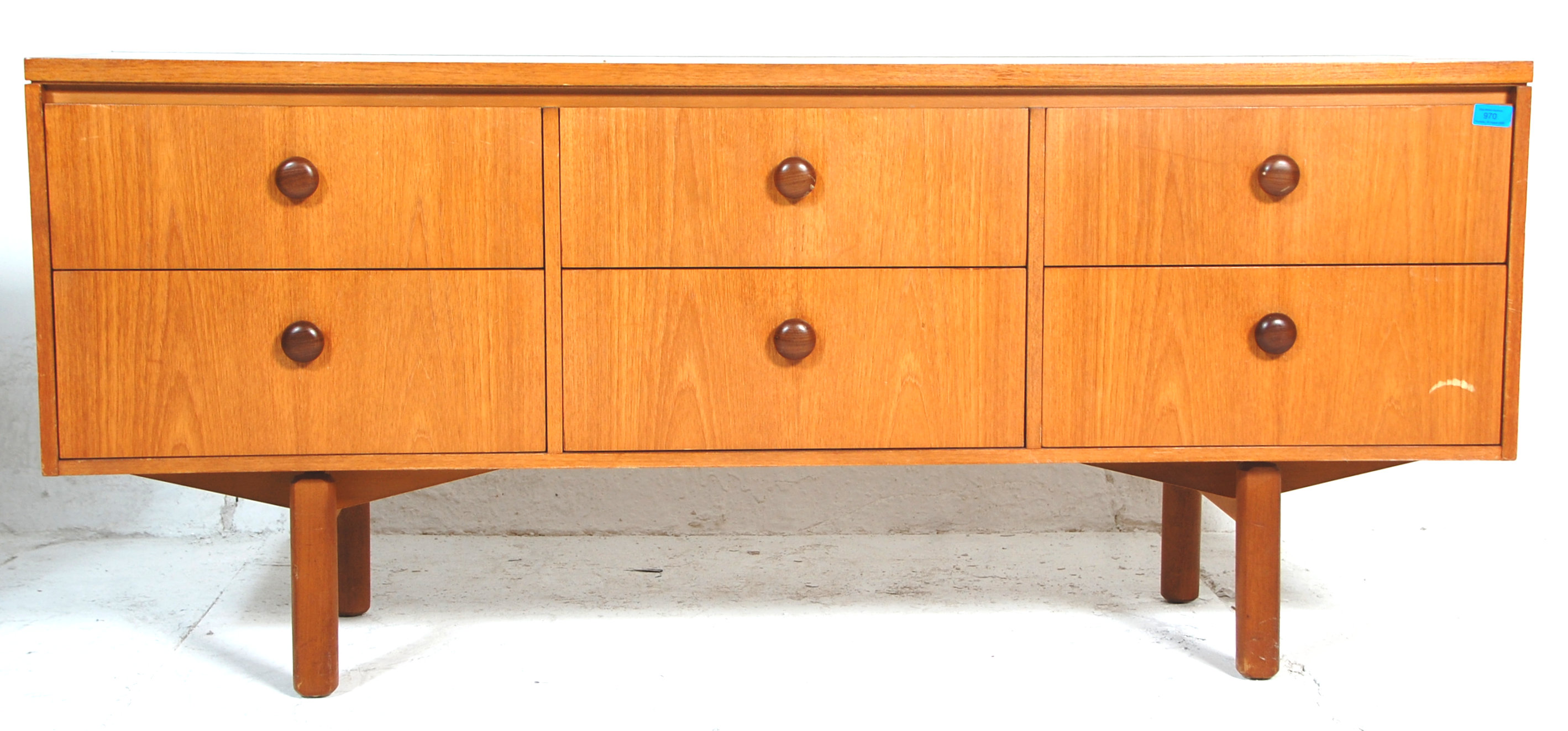 A retro vintage mid 20th Century teak danish influenced  cresenza sideboard. Of low and wide form - Bild 2 aus 8