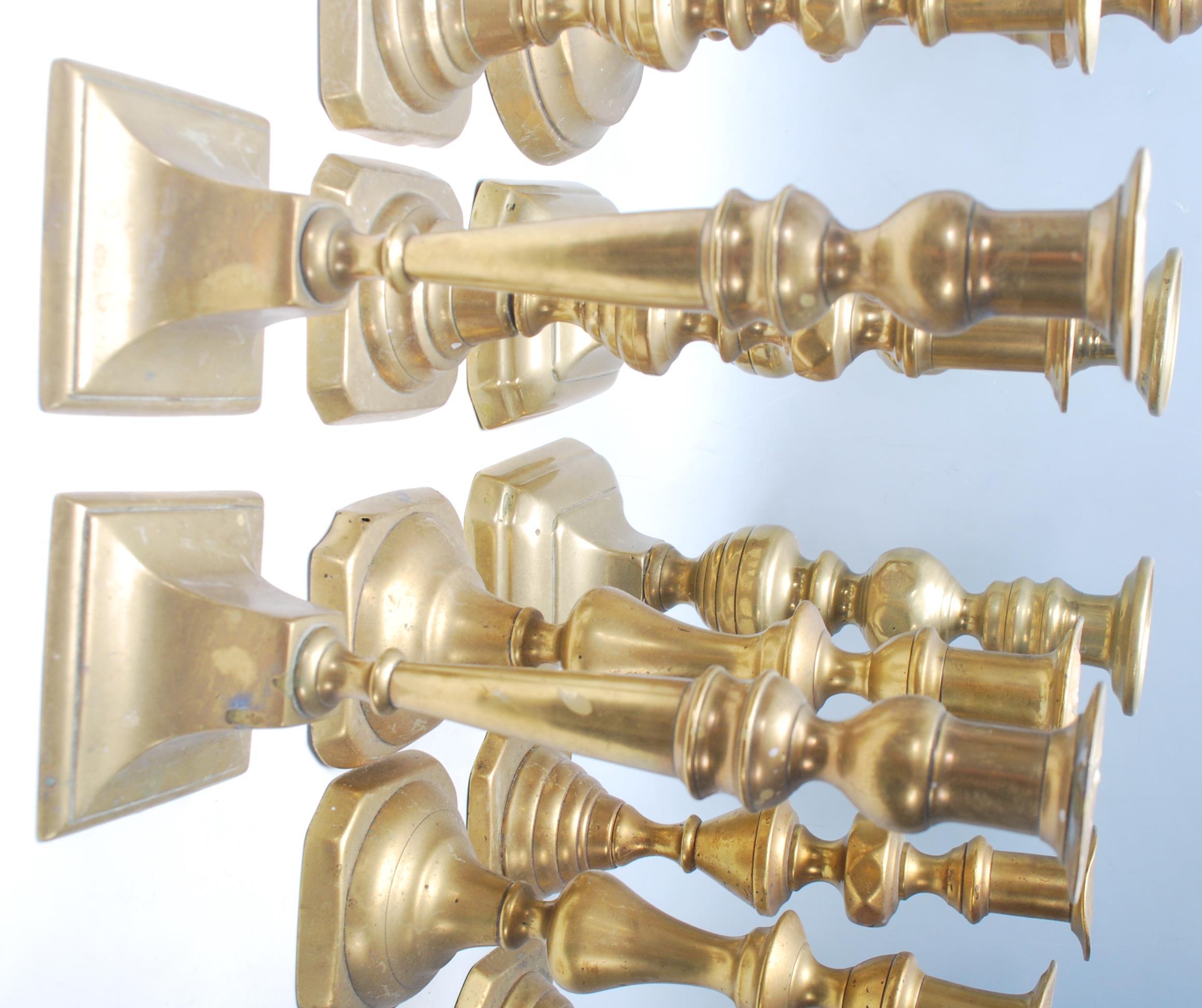 An early 20th / late 19th Century set of six tabletop brass candlesticks being raised on a squared - Bild 5 aus 12