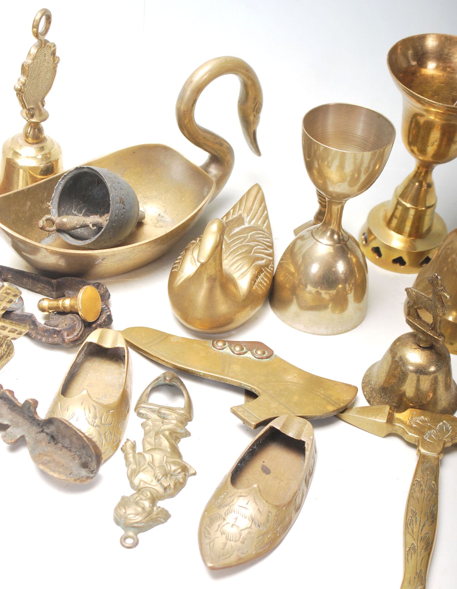 A good collection of miniature brass candlestick, brass trivets with pierced top, brass table bells, - Bild 6 aus 6