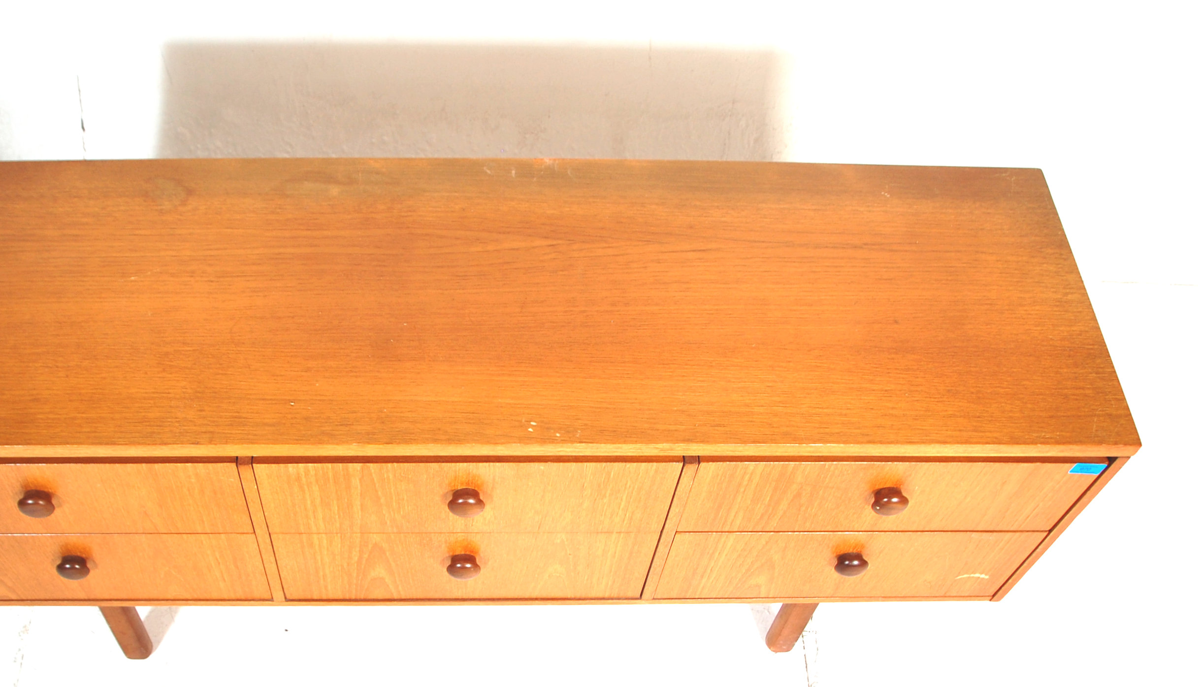 A retro vintage mid 20th Century teak danish influenced  cresenza sideboard. Of low and wide form - Bild 4 aus 8