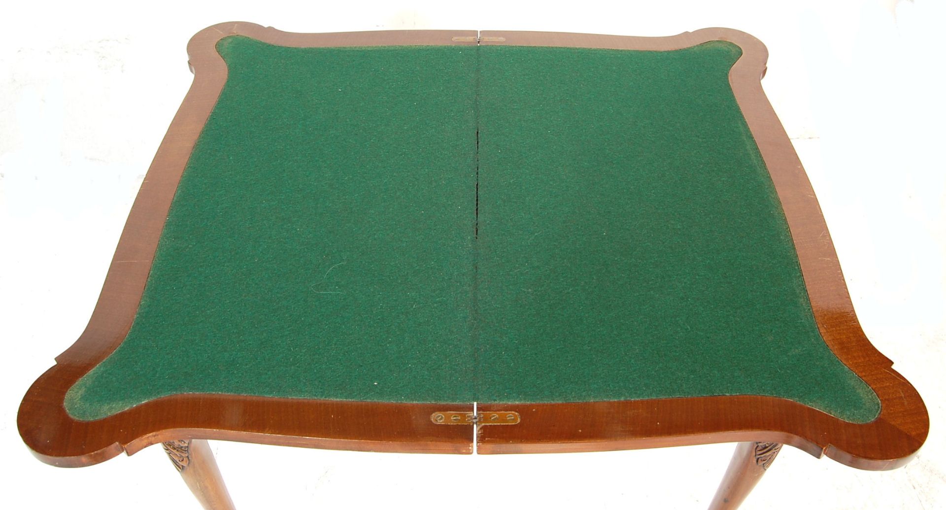 An 18th Century style walnut 20th Century ' dog ear '  folding card / games table on cabriole legs - Bild 5 aus 6