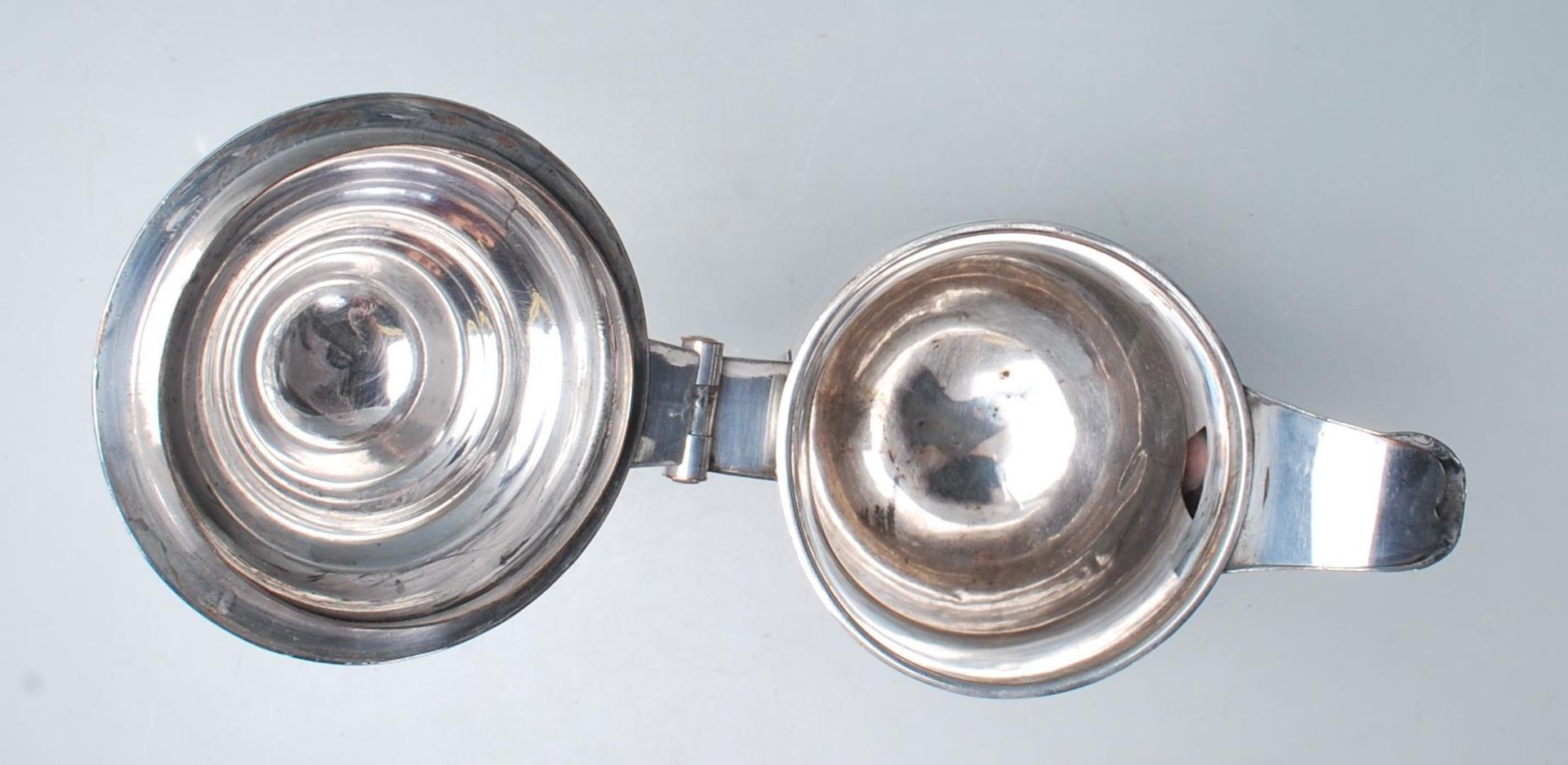 A 19th Century silver plated stylish jug, having scroll handle, bulbous form sitting on a circular - Bild 6 aus 7