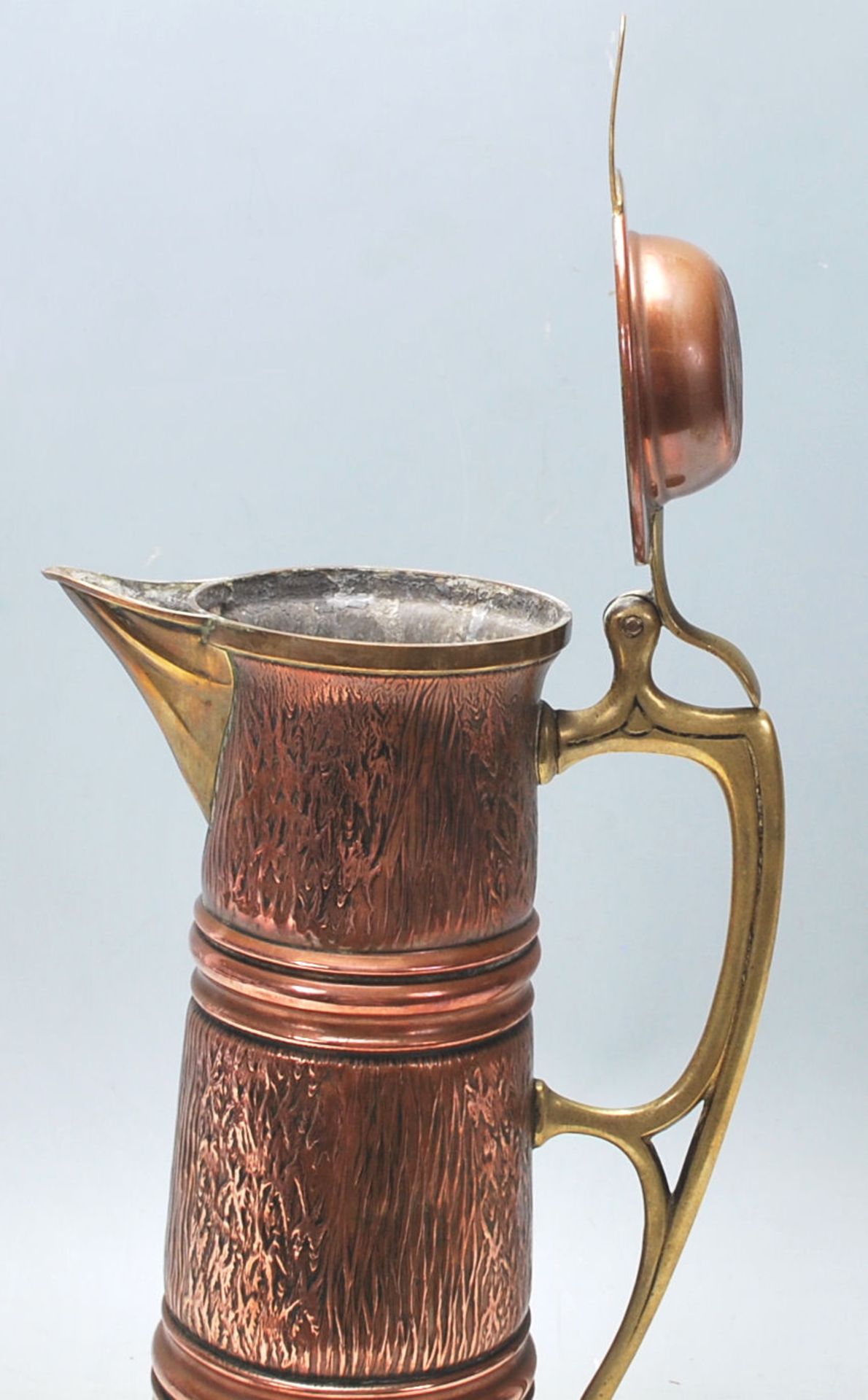 A large late 19th Century / early 20th Century German Art Nouveau copper and brass coffee pot by - Bild 5 aus 7