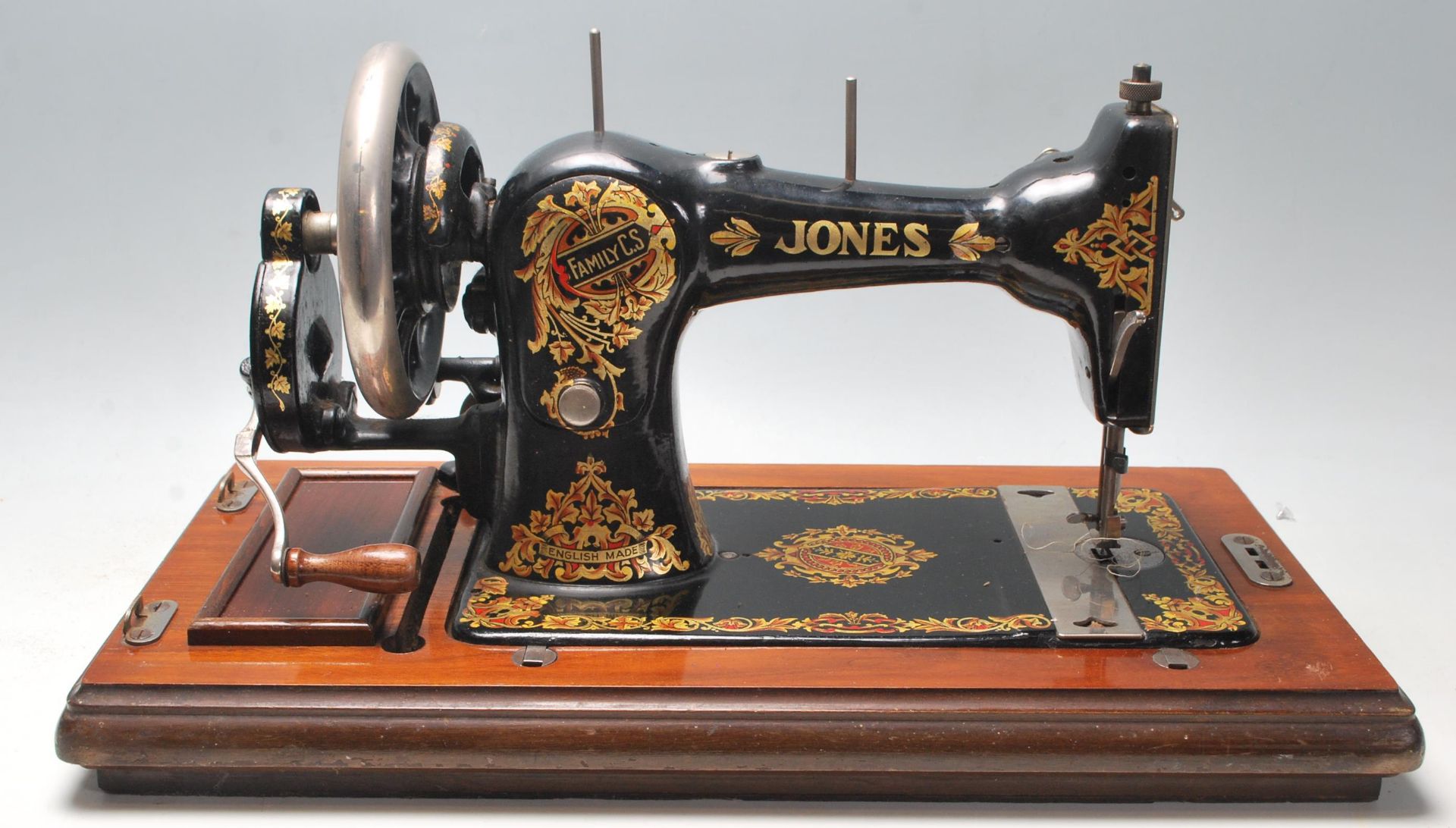 An original vintage mid century sewing machine by Jones Family painted black with gilt floral - Bild 8 aus 16