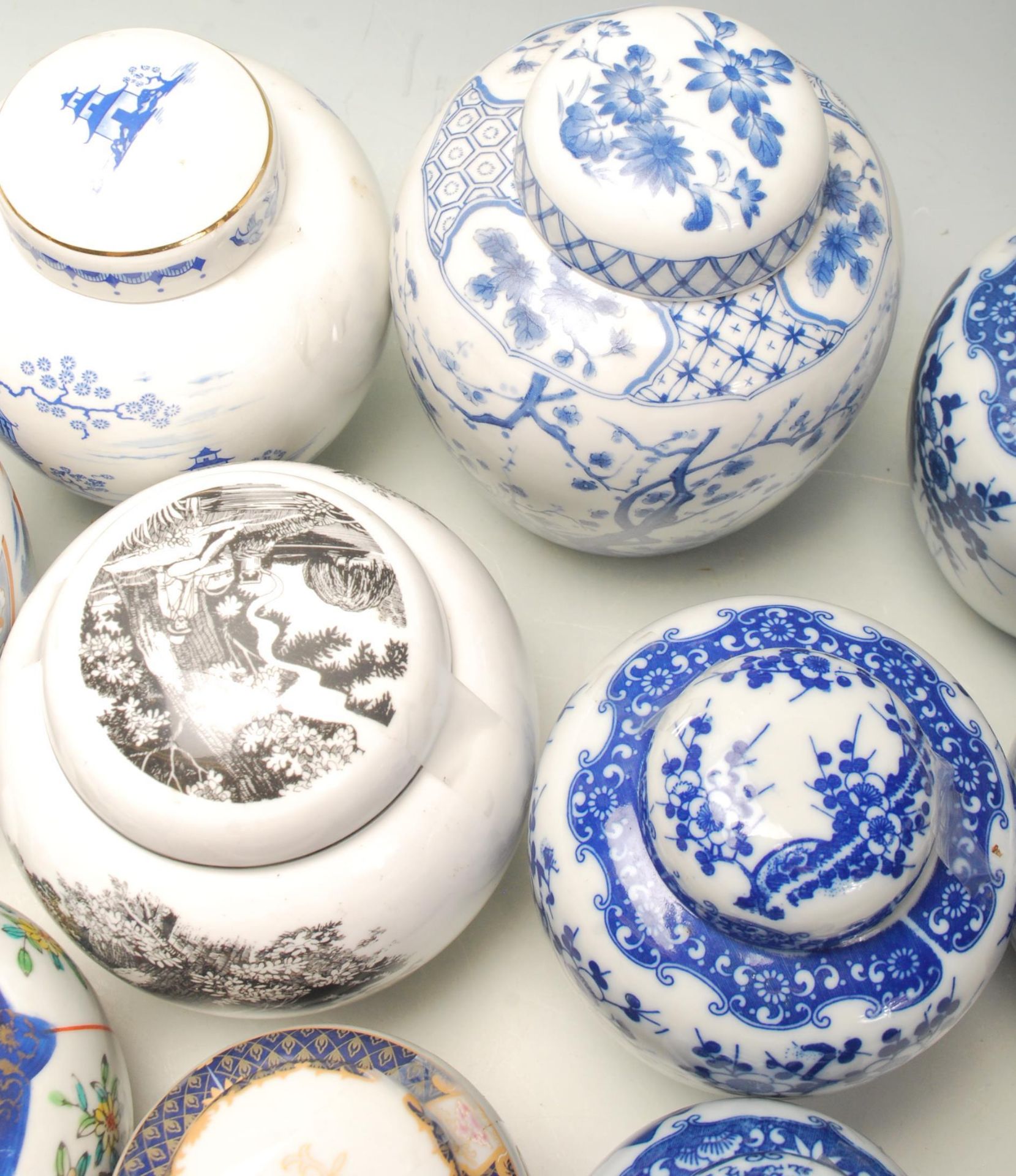 A collection of fifteen 20th Century Chinese blue and white printed ginger jars to include a good - Bild 11 aus 14