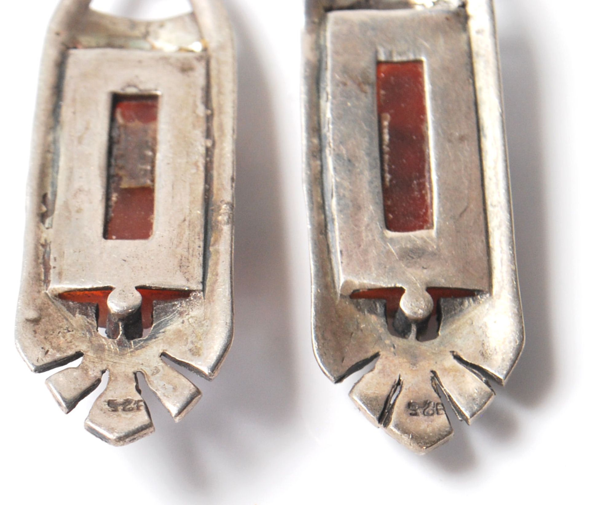 A selection of silver antique earrings to include a pair of Art Deco drop earrings having red - Bild 7 aus 9