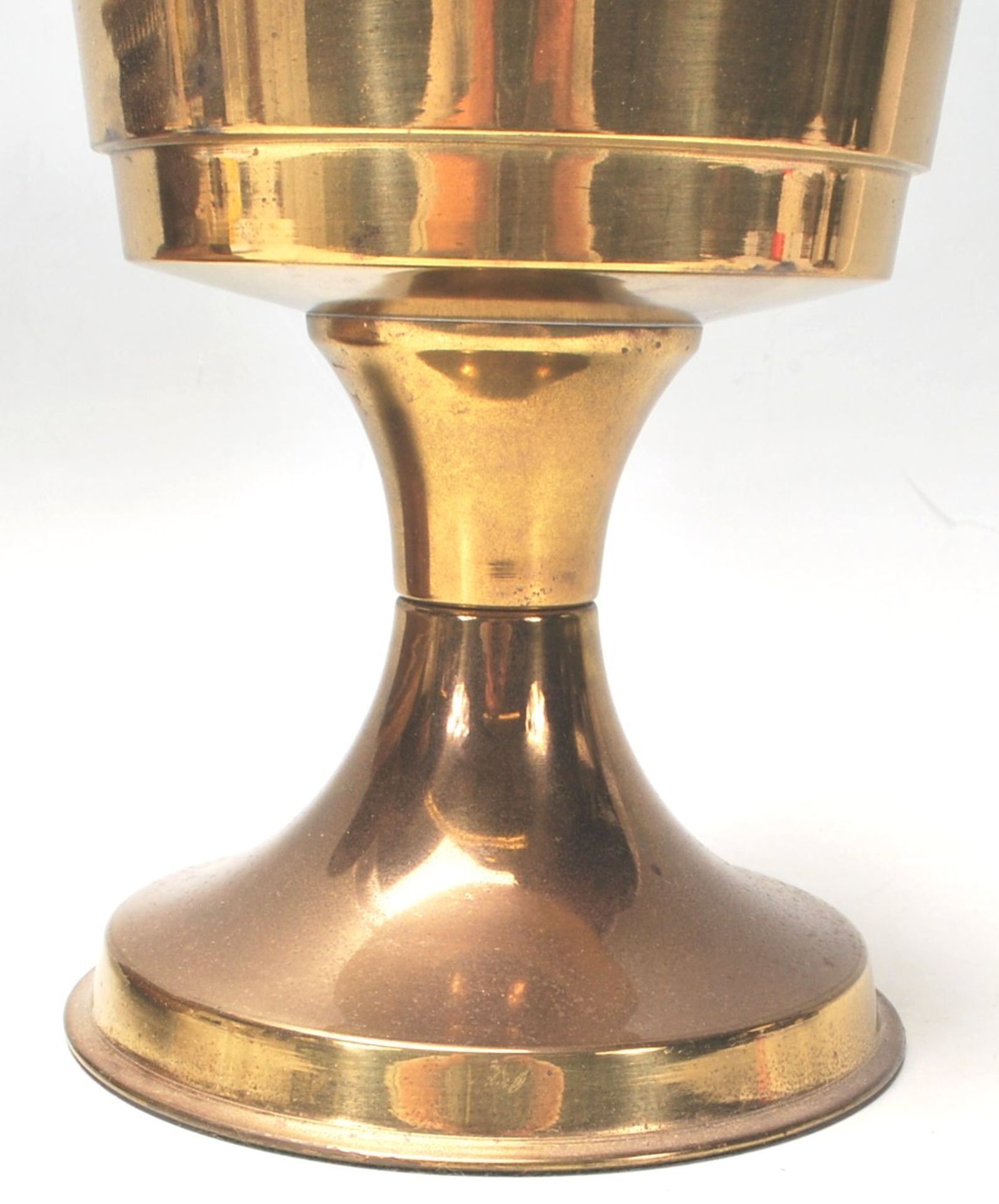 A pair of early 20th century brass oil lamps, one set on a circular base, both complete with glass - Bild 7 aus 9